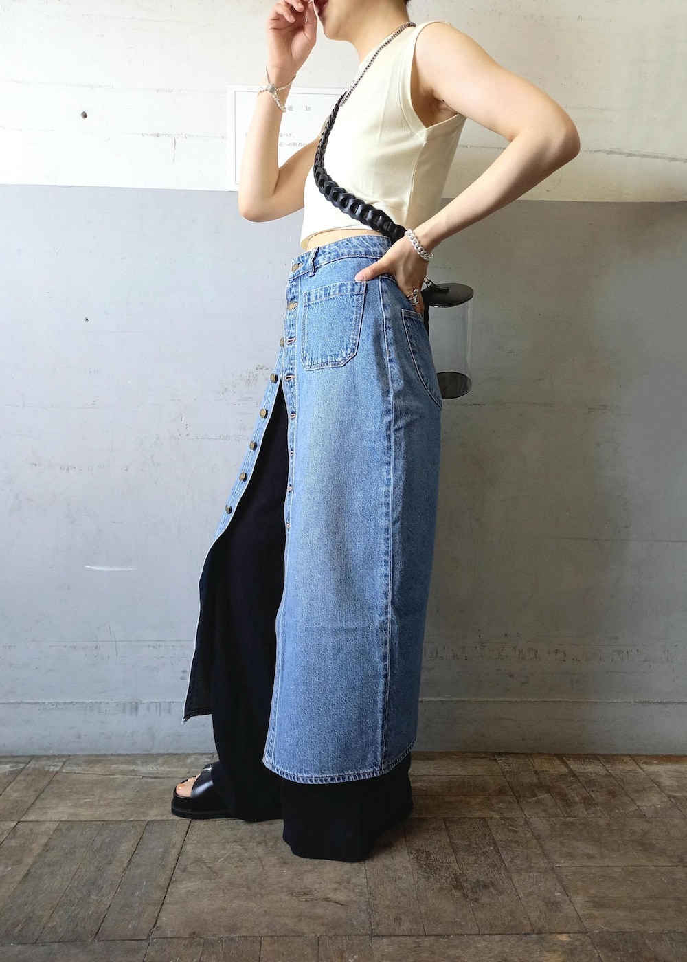 「ROLLA'S、ローラス、Miller for ADAM ET ROPE'、Miller、ミラー、別注、バンドゥ、クリアバッグ、KNOWHOW jewelry、ノウハウジュエリー、デニムスカート、フロントボタン、ADAM ET ROPÉ、FEMME、骨格ウェーブ」｜「ROLLA'Sの【ROLLA'S(ローラス)】SAILOR SKIRT AZURE（デニムスカート、ブルー系）」を使った、touharaさん（レディース・158cm）の夏コーディネートの7枚目の写真