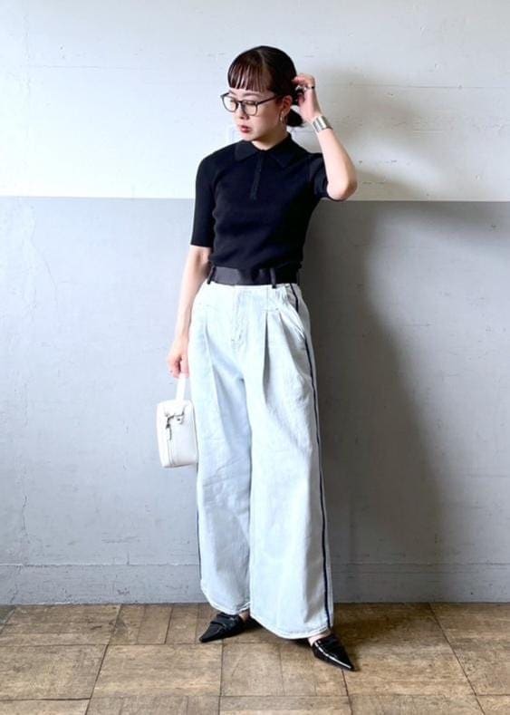 「ワイドパンツ、ワイドデニム、AURALEE、オーラリー、初春コーデ、春コーデ、初夏コーデ、夏コーデ、お出かけコーデ、女子会コーデ、モード、大人カジュアル、パンツスタイル、体型カバー、カジュアルコーデ」｜「ADAM ET ROPE'の【EMOELLE】セパレートミュール（サンダル、ブラック系）」を使った、touharaさん（レディース・158cm）の春コーディネートの8枚目の写真