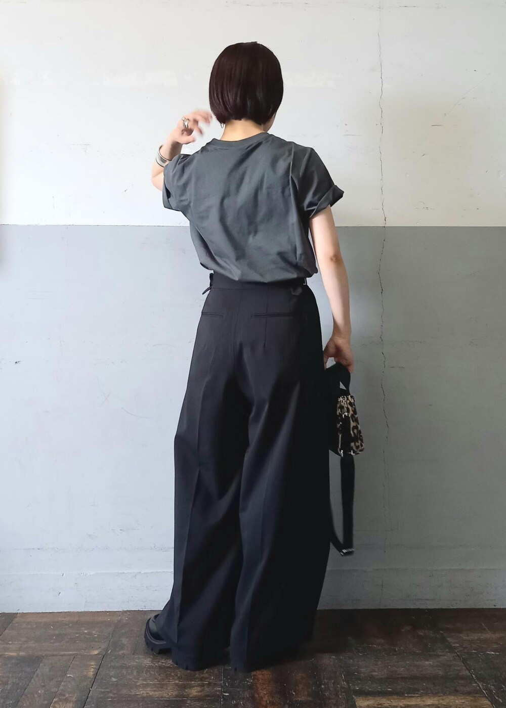 「GANNI、ガニー、レオパード、プリントtee、厚底、ローファー、ADAM ET ROPÉ、FEMME、骨格ウェーブ、イエベ、大人カジュアル、モード、夏、秋、夏コーデ」|「ADAM ET ROPE'の【晴雨兼用】ボリュームローファー(レインシューズ、ブラック系)」を使った、touharaさん(レディース・158cm)の夏コーディネートの9枚目の写真