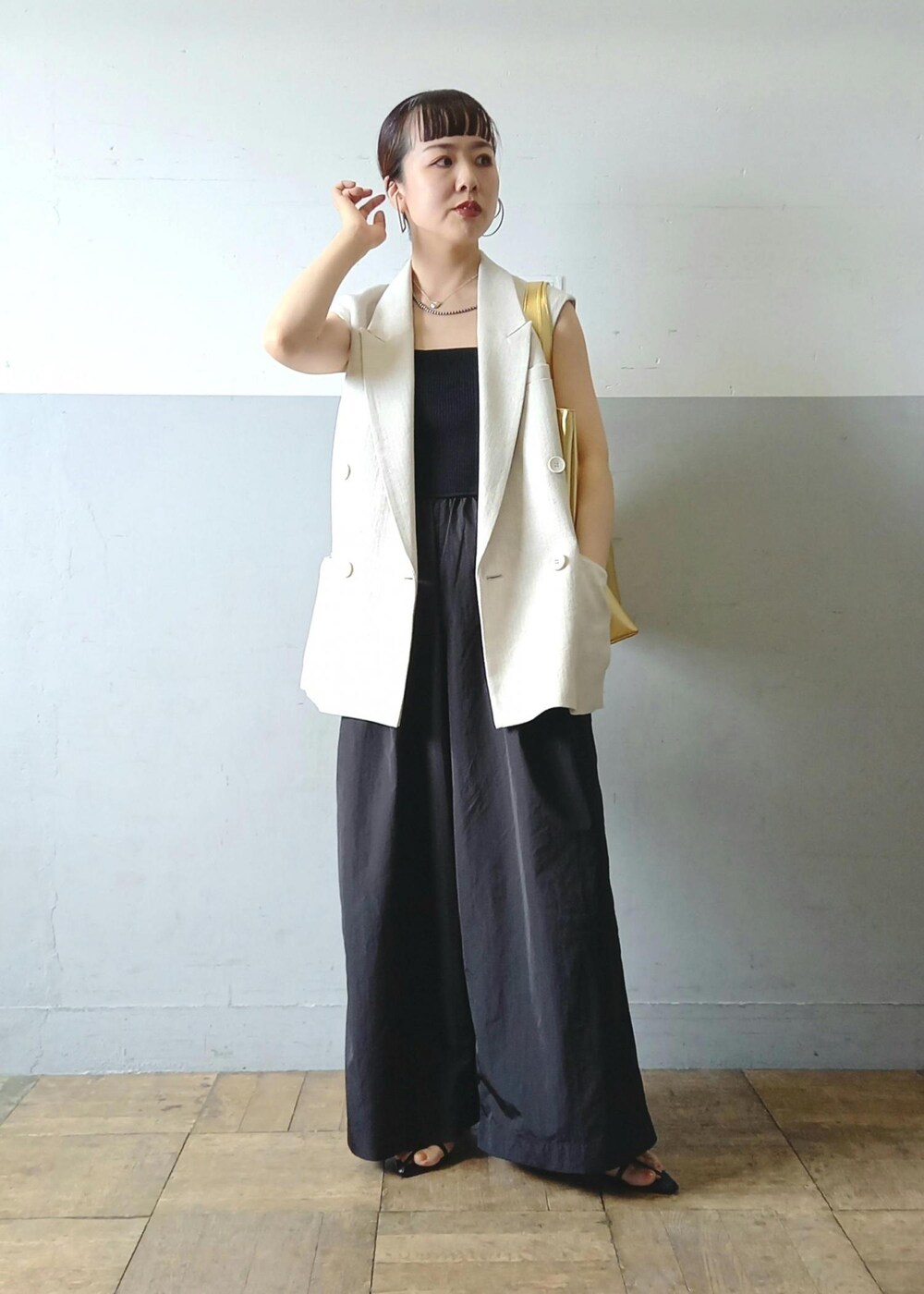 「24SS夏の新作、24SS、ストラップサンダル、ストラップ、ゴールド、KNOWHOW jewelry、ノウハウジュエリー、ハートモチーフ、ハートネックレス、ハートリング、テーラード、ホワイト、ロング、ジャケット、アイボリー」|「ADAM ET ROPE'の【サステナブル】ナロークロスストラップサンダル(サンダル、ブラック系)」を使った、touharaさん(レディース・158cm)の夏コーディネートの2枚目の写真