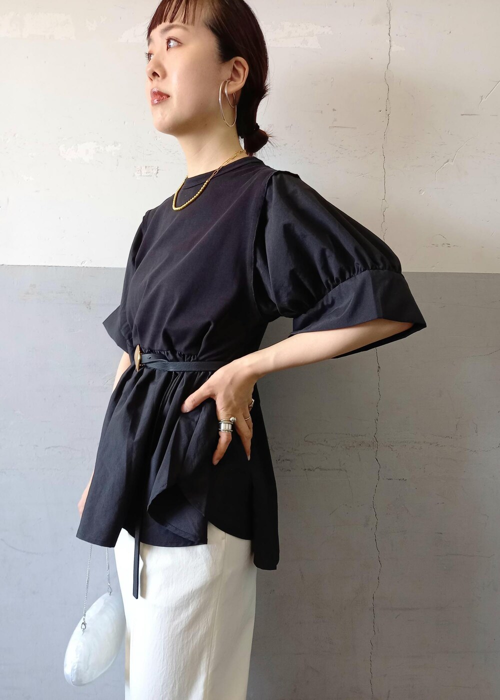 「STINE GOYA、スティーヌゴヤ、24SS夏の新作、24SS、着映えトップス、着映え、KNOWHOW jewelry、ノウハウジュエリー、ブラック、プルオーバー、Tシャツ、ブラウス、カットソー、半袖、クルーネック」|「ADAM ET ROPE'のナローラインサンダル(サンダル、ブラック系)」を使った、touharaさん(レディース・158cm)の夏コーディネートの8枚目の写真