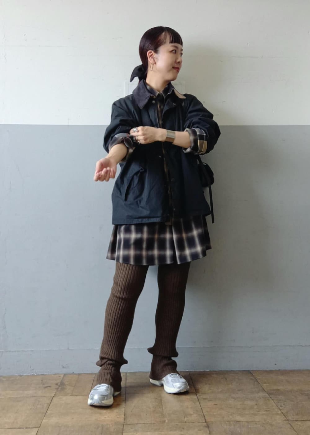 「バブアー、barbour、トランスポート、ASICS、アシックス、ブルガリア製、ヘイップ、秋コーデ、初冬コーデ、デートコーデ、お出かけコーデ、旅行コーデ、スポーツミックス、大人カジュアル、スカートスタイル」｜「Barbourの《別注》【Barbour/バブアー】TRANSPORT リバーシブルブルゾン / ブルガリア製（ブルゾン、ブラック系）」を使った、touharaさん（レディース・158cm）の秋コーディネートの3枚目の写真