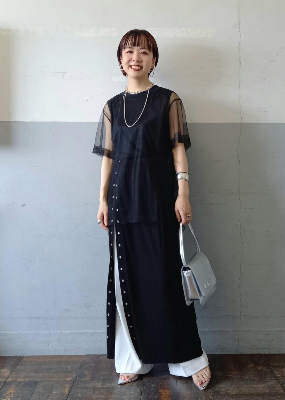 「チュール、agnes b.、アニエスベー、別注、ローライズ、ブラック、ホワイト、ショルダーバッグ、シルバー、プルオーバー、カットソー、クルーネック、ロング、スリット、マキシ」|「agnes b.の【agnes b. pour ADAM ET ROPE'】JUPE PRESSIONS LONG(スカート、ブラック系)」を使った、touharaさん(レディース・158cm)の夏コーディネートの2枚目の写真