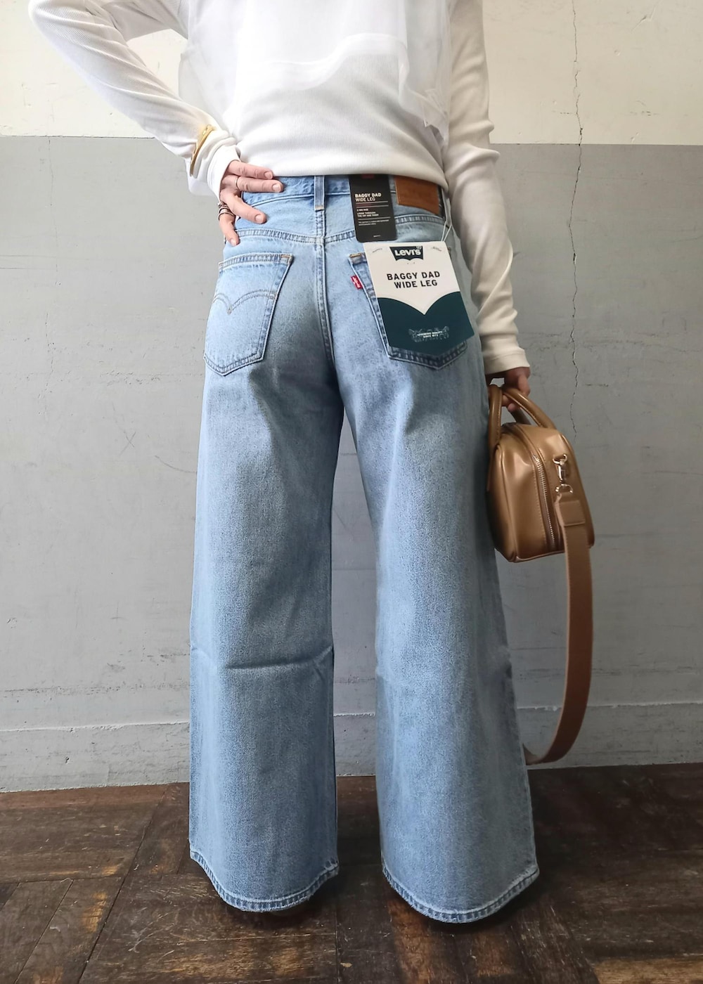 「Levi's、リーバイス、別注、24SS春の新作、24SS、着映え、着映えトップス、フリル、バギーデニム、ボストン、ベージュ、ハンドバッグ、ミニ、ホワイト、プルオーバー」｜「ADAM ET ROPE'のストレッチブーツサンダル（ブーツ、ベージュ系）」を使った、touharaさん（レディース・158cm）の春コーディネートの9枚目の写真