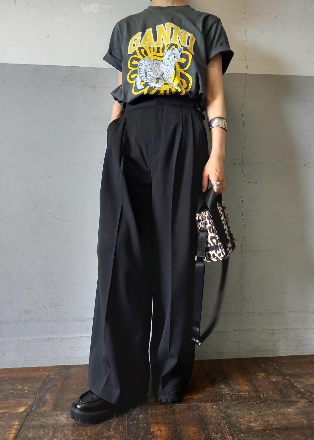 「GANNI、ガニー、レオパード、プリントtee、厚底、ローファー、ADAM ET ROPÉ、FEMME、骨格ウェーブ、イエベ、大人カジュアル、モード、夏、秋、夏コーデ」|「ADAM ET ROPE'の【晴雨兼用】ボリュームローファー(レインシューズ、ブラック系)」を使った、touharaさん(レディース・158cm)の夏コーディネートの2枚目の写真