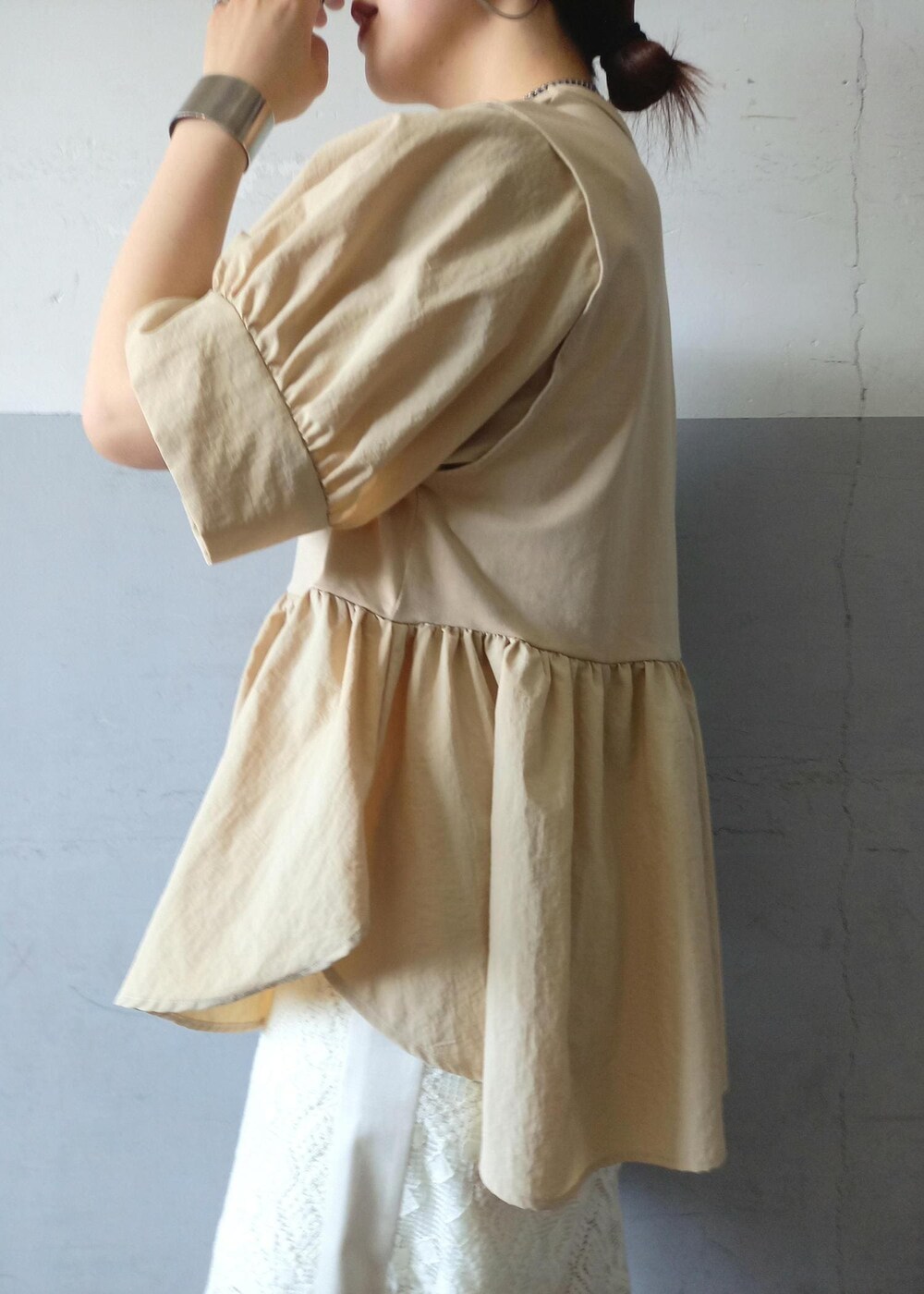 ホワイト系のその他パンツ、ベージュ系のトートバッグ、ベージュ系のTシャツ/カットソーを着用したレディースの夏コーディネートの7枚目の写真