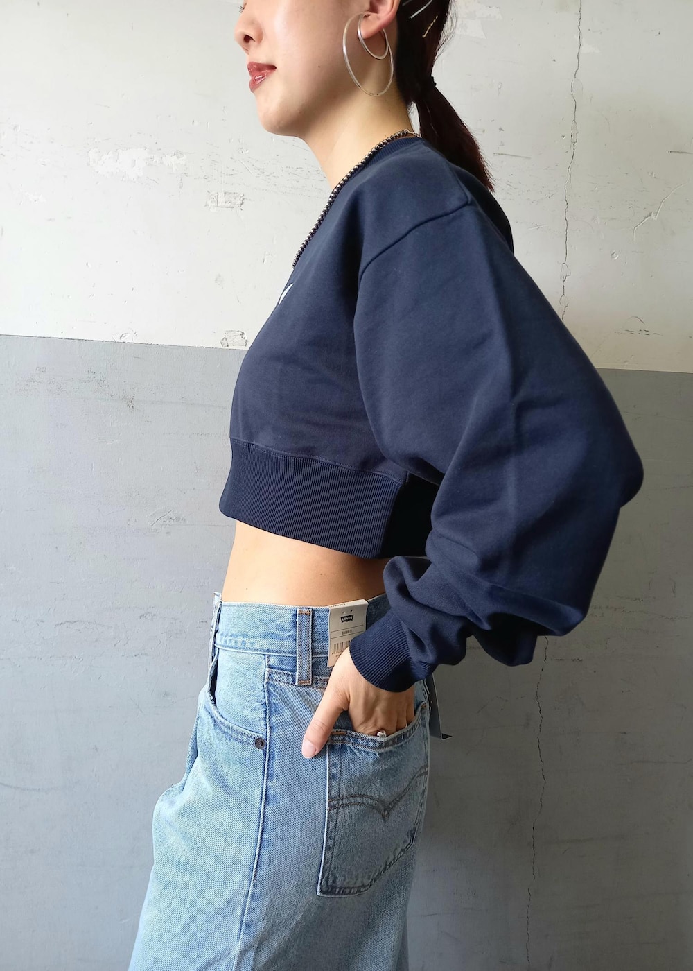 「エンジェルブルー、24SS春の新作、24SS、ANGEL BLUE、ボールチェーン、クリア、Levi's、リーバイス、別注、BIOTOP、ビオトープ、バギー、バギーデニム、バギーパンツ、ADAM ET ROPÉ」｜「ADAM ET ROPE'の【サステナブル】ナロークロスストラップサンダル（サンダル、シルバー系）」を使った、touharaさん（レディース・158cm）の春コーディネートの7枚目の写真