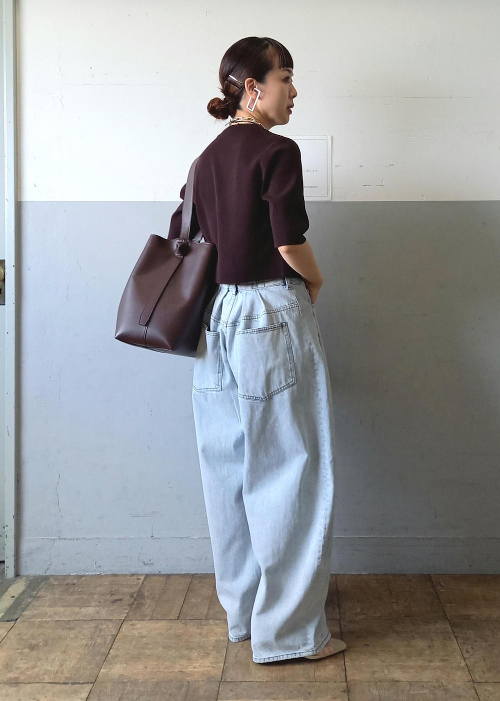 「UVカット、UV、シアーパンプス、夏コーデ、初秋コーデ、お出かけコーデ、旅行コーデ、大人カジュアル、パンツスタイル、体型カバー、カジュアルコーデ、メンズライク、シンプルコーデ、きれいめコーデ、ADAM ET ROPÉ」|「ADAM ET ROPE'の【サステナブル】バックタックワイドデニム(デニムパンツ、ブルー系)」を使った、touharaさん(レディース・158cm)の夏コーディネートの3枚目の写真