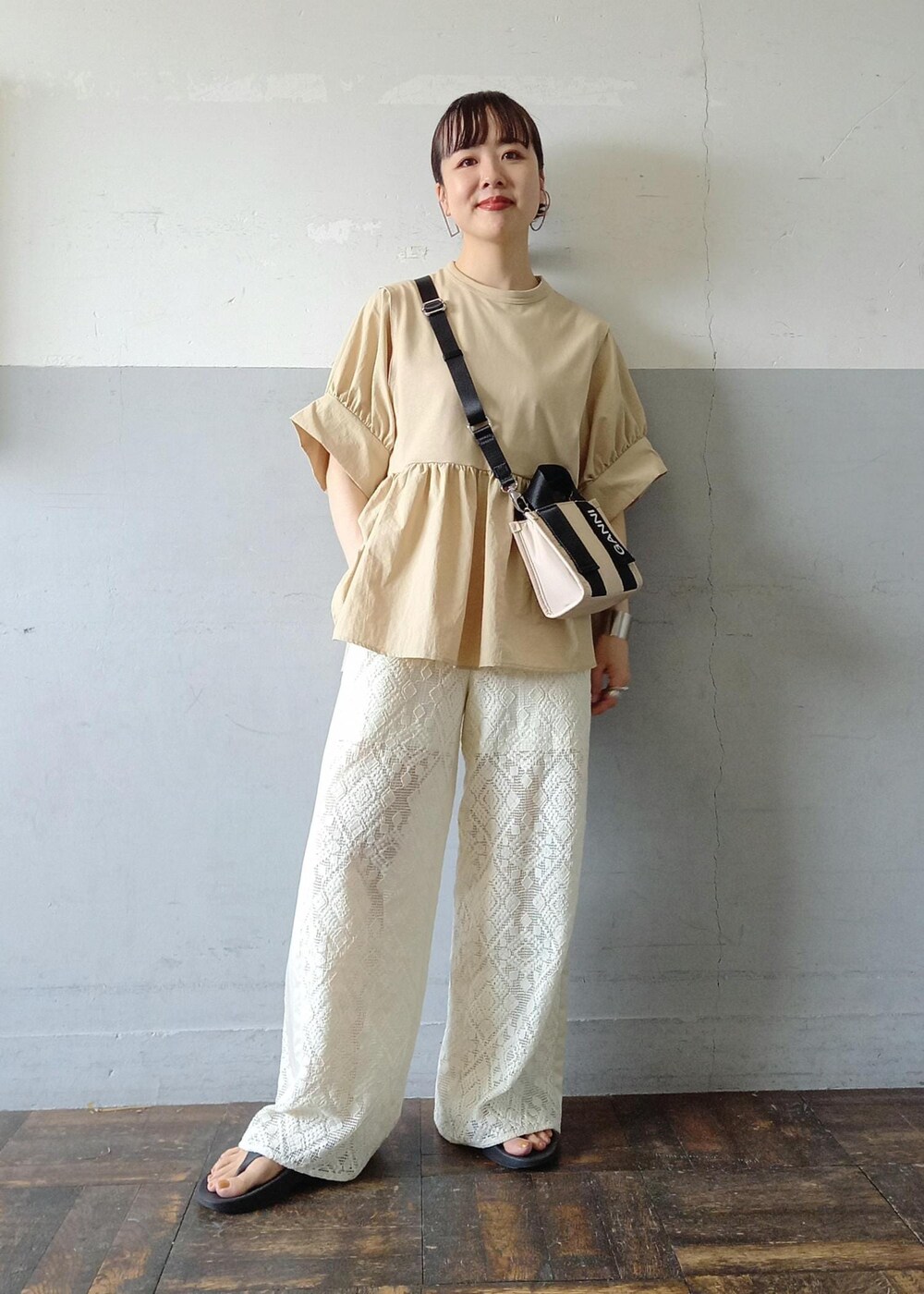 ホワイト系のその他パンツ、ベージュ系のトートバッグ、ベージュ系のTシャツ/カットソーを着用したレディースの夏コーディネートの2枚目の写真