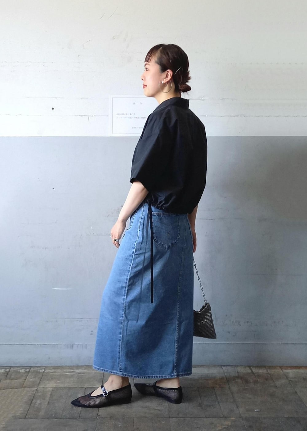 「24SS夏の新作、24SS、デザイントップス、クロップド、クロップドシャツ、メッシュ、メッシュパンプス、KNOWHOW jewelry、ノウハウジュエリー、ハートモチーフ、ハートネックレス、ハートリング、ストラップサンダル、ストラップ、フロントボタン」｜「ADAM ET ROPE'のフィッシュネットメリージェーンフラット（パンプス、ブラック系）」を使った、touharaさん（レディース・158cm）の夏コーディネートの6枚目の写真