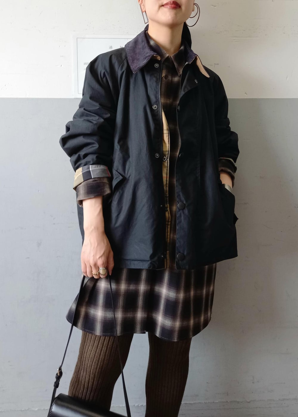 「バブアー、barbour、トランスポート、ASICS、アシックス、ブルガリア製、ヘイップ、秋コーデ、初冬コーデ、デートコーデ、お出かけコーデ、旅行コーデ、スポーツミックス、大人カジュアル、スカートスタイル」｜「Barbourの《別注》【Barbour/バブアー】TRANSPORT リバーシブルブルゾン / ブルガリア製（ブルゾン、ブラック系）」を使った、touharaさん（レディース・158cm）の秋コーディネートの9枚目の写真