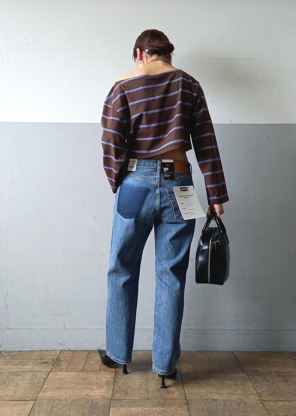 「Levi's、リーバイス、501、BIOTOP、ビオトープ、TanC、タンク、タンクトウキョウ、TanCTOKYO、ourwacoal、アワワコール、初春コーデ、春コーデ、デートコーデ、お出かけコーデ」｜「ADAM ET ROPE'のMOLレザーギャザーパンプス（パンプス、ブラック系）」を使った、touharaさん（レディース・158cm）の春コーディネートの6枚目の写真