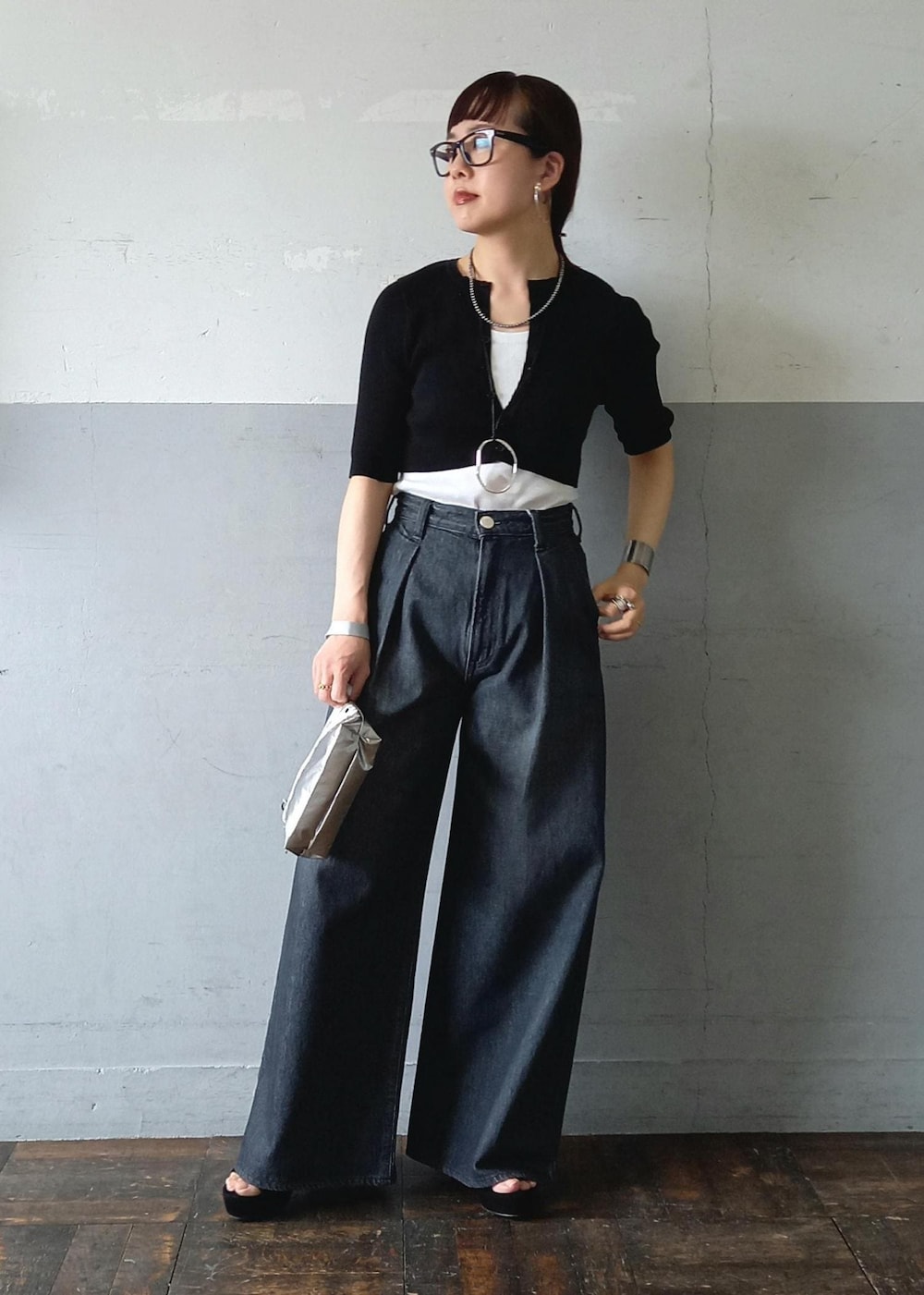 「24SS春の新作、24SS、AURALEE、オーラリー、LeSportsac、レスポートサック、NEEDBY、ニードバイ、リブトップス、リブ、ポーチ、ブラック、プルオーバー、ニット、半袖」|「ADAM ET ROPE'のニュアンスオーバルバングル(バングル/リストバンド、シルバー系)」を使った、touharaさん(レディース・158cm)の春コーディネートの7枚目の写真