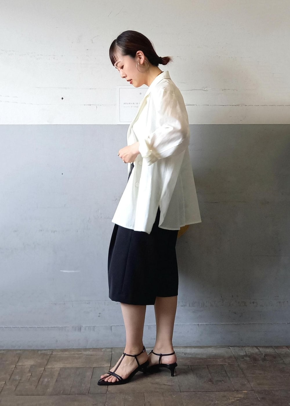 「24SS夏の新作、24SS、SITA NEVADO、シタネバド、CXC、シーエックスシー、クラッチバッグ、シアージャケット、ハーフパンツ、ホワイト、長袖、ロング、ジャケット、ポケット、ボタン」|「ADAM ET ROPE'のナローラインサンダル(サンダル、ブラック系)」を使った、touharaさん(レディース・158cm)の夏コーディネートの4枚目の写真