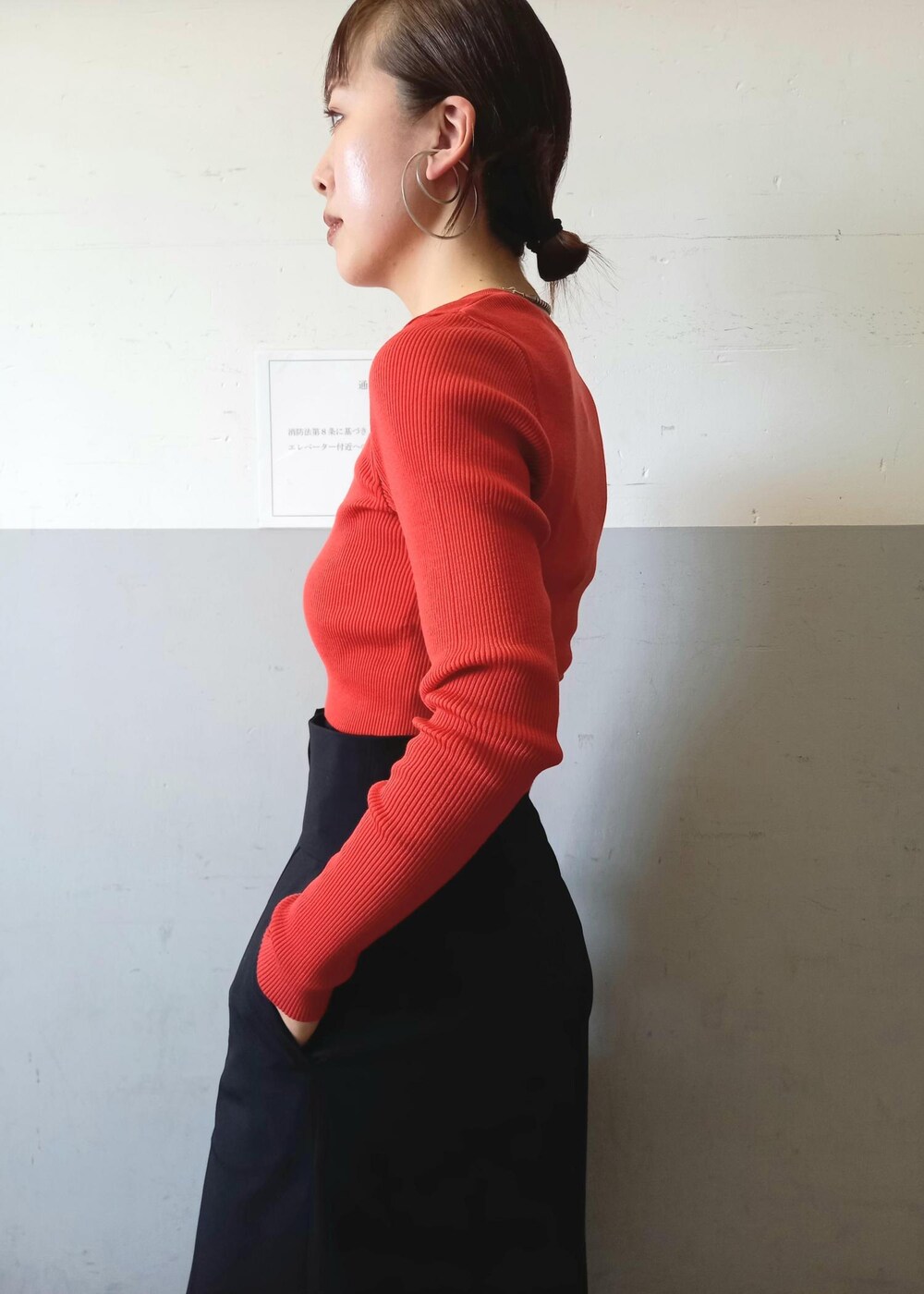 「AURALEE、オーラリー、new balance、ニューバランス、anggae、アンゲ、ブラック、レッド、ニット、長袖、クルーネック、十分丈、ハイウエスト、リブ、スリット」｜「ADAM ET ROPE'の【new balance(ニューバランス)】530（スニーカー、ホワイト系）」を使った、touharaさん（レディース・158cm）の夏コーディネートの7枚目の写真