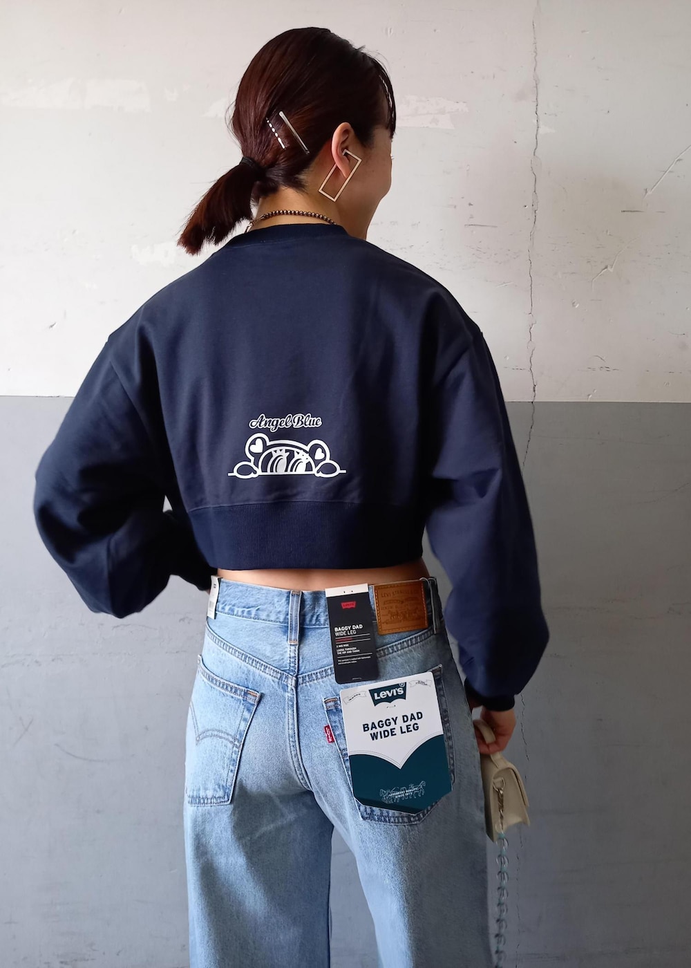 「エンジェルブルー、24SS春の新作、24SS、ANGEL BLUE、ボールチェーン、クリア、Levi's、リーバイス、別注、BIOTOP、ビオトープ、バギー、バギーデニム、バギーパンツ、ADAM ET ROPÉ」｜「ADAM ET ROPE'の【サステナブル】ナロークロスストラップサンダル（サンダル、シルバー系）」を使った、touharaさん（レディース・158cm）の春コーディネートの9枚目の写真