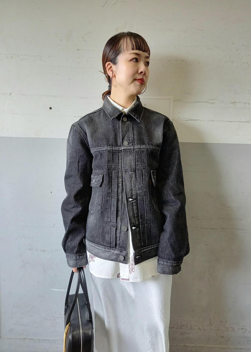 「Levi's、リーバイス、ラコステ、初春コーデ、春コーデ、デートコーデ、お出かけコーデ、旅行コーデ、スポーツミックス、大人カジュアル、レイヤード、スカートスタイル、体型カバー、モノトーンコーデ、カジュアルコーデ」｜「ADAM ET ROPE'の【逸品】マーメイドラインサテンスカート（スカート、ホワイト系）」を使った、touharaさん（レディース・158cm）の冬コーディネートの7枚目の写真