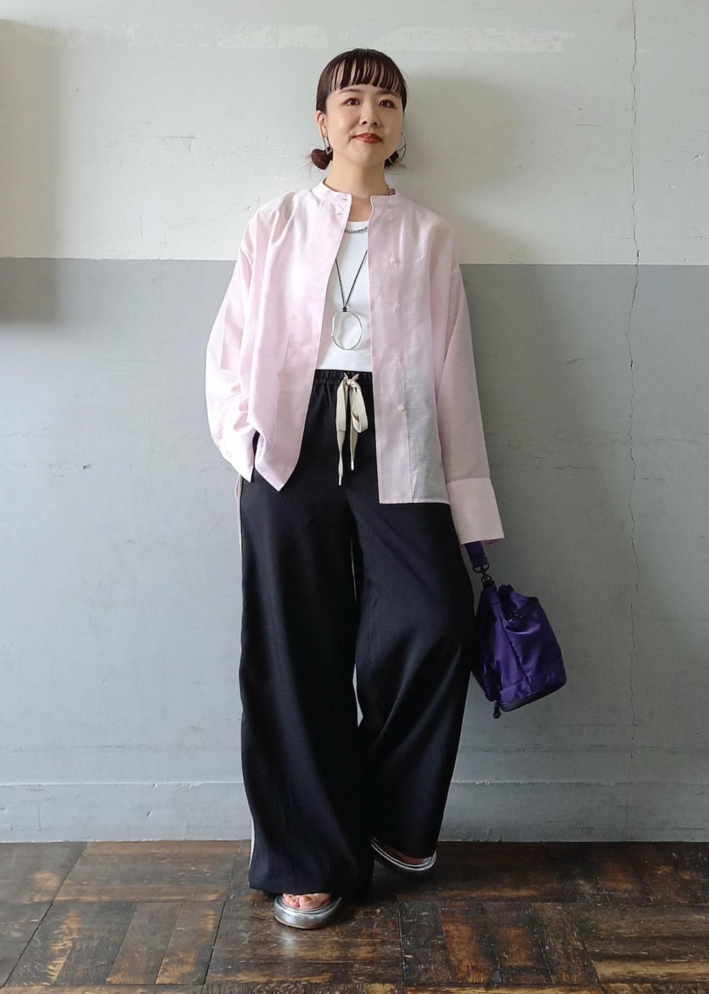 「FADEN、ファーデン、別注、WEB限定、ウェブ限定、ラインパンツ、シアーシャツ、長袖、ピンク、ノーカラー、ドロップショルダー、ボリュームスリーブ、ラベンダー、ブラック、パンツ」|「ADAM ET ROPE'の【サステナブル】アメスリタンクトップ(タンクトップ、ホワイト系)」を使った、touharaさん(レディース・158cm)の春コーディネートの3枚目の写真