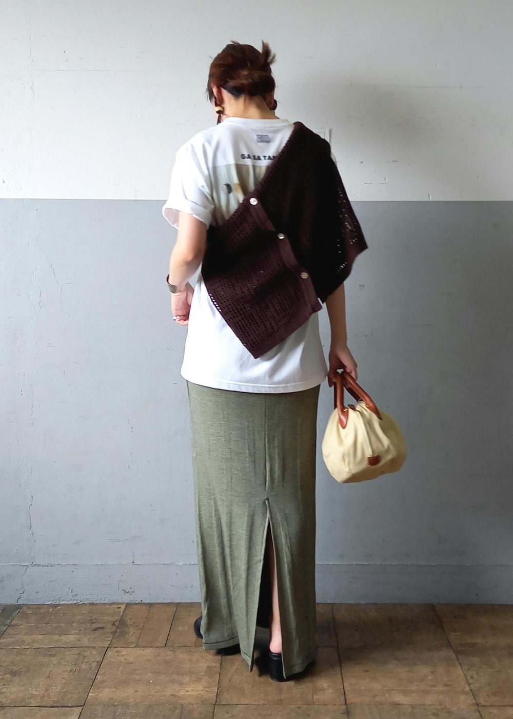 「タンタン、ポロニット、ボーリングバッグ、カラーサングラス、カラーレンズ、THE QUALITY MENDING CO.、ザ クオリティーメンディング、初夏コーデ、夏コーデ、お出かけコーデ、旅行コーデ、アウトドアコーデ、フェスコーデ、女子会コーデ、大人カジュアル」｜「ADAM ET ROPE'のクラウンパントセルフレームUVカットグラス（サングラス、ブラウン系）」を使った、touharaさん（レディース・158cm）の春コーディネートの4枚目の写真