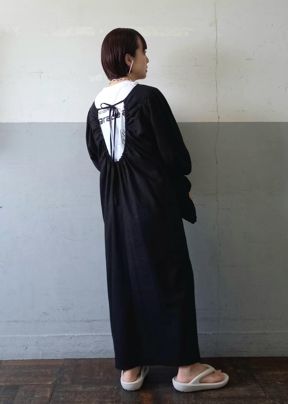 「TAW&TOE、トーアンドトー、ロゴtee、ロゴ、逸品、ブラック、ロング、ワンピース、サンダル、厚底、トング、ADAM ET ROPÉ、FEMME、SDGs、サステナブル」｜「ADAM ET ROPE'のネオンロゴTEE（Tシャツ/カットソー、ホワイト系）」を使った、touharaさん（レディース・158cm）の夏コーディネートの3枚目の写真