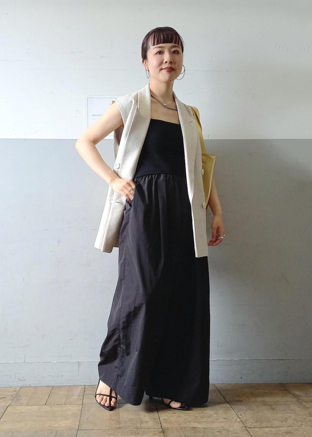 「24SS夏の新作、24SS、ストラップサンダル、ストラップ、ゴールド、KNOWHOW jewelry、ノウハウジュエリー、ハートモチーフ、ハートネックレス、ハートリング、テーラード、ホワイト、ロング、ジャケット、アイボリー」|「ADAM ET ROPE'の【サステナブル】ナロークロスストラップサンダル(サンダル、ブラック系)」を使った、touharaさん(レディース・158cm)の夏コーディネートの9枚目の写真