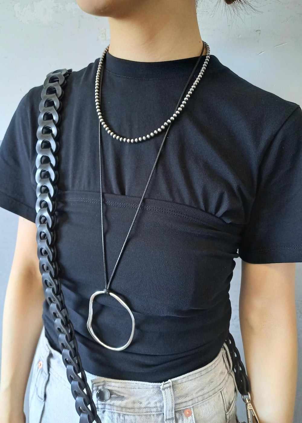 「24SS夏の新作、24SS、ベアトップ、TAW&TOE、トーアンドトー、クリアバッグ、リカバリーサンダル、ADAM ET ROPÉ、FEMME、SDGs、サステナブル、骨格ウェーブ、イエベ、カジュアル、大人カジュアル」|「ADAM ET ROPE'のニュアンスオーバルバングル(バングル/リストバンド、シルバー系)」を使った、touharaさん(レディース・158cm)の春コーディネートの2枚目の写真