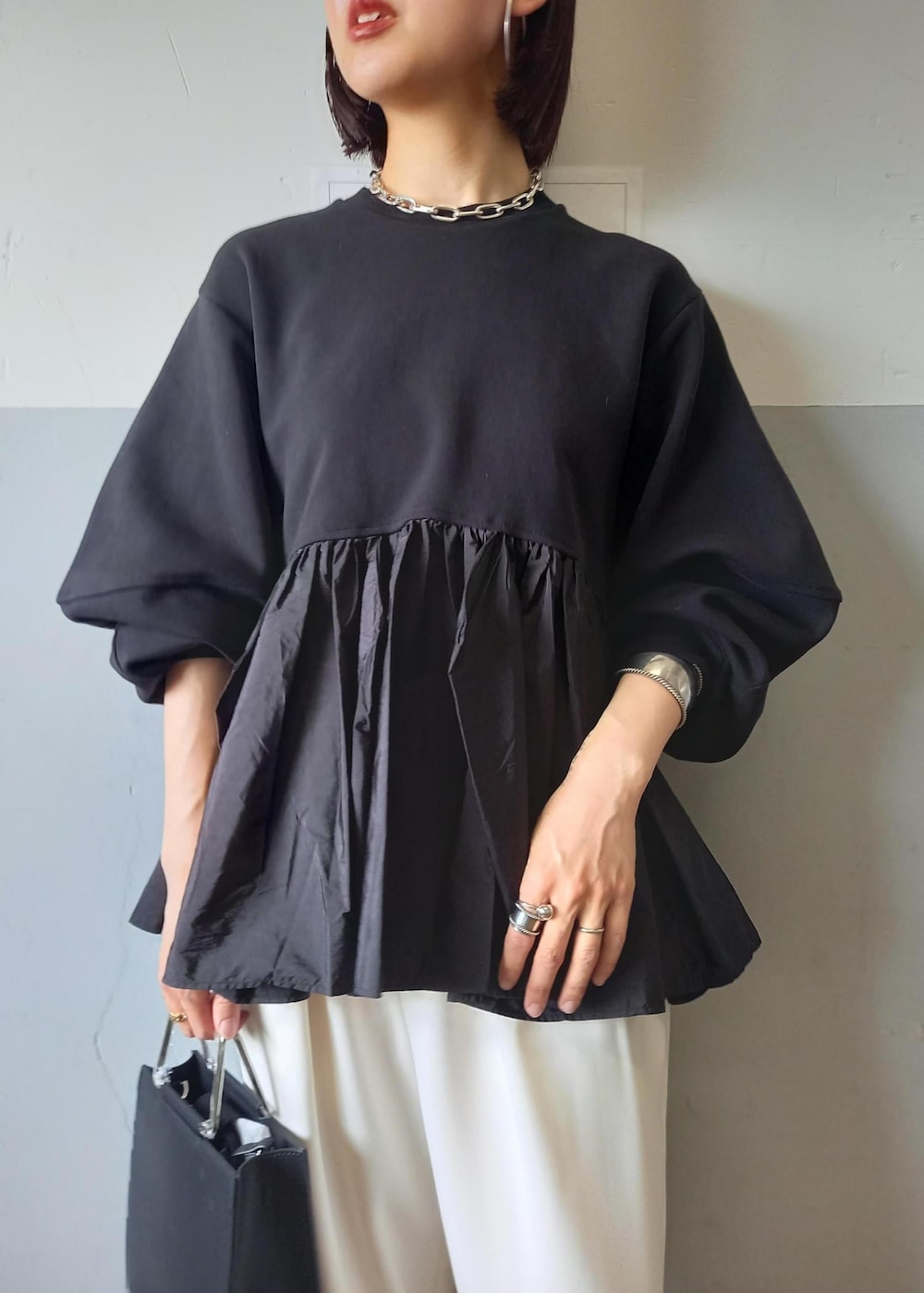 「ジョガーパンツ、ダンボール、ティアード、ポインテッドトゥ、ADAM ET ROPÉ、FEMME、SDGs、サステナブル、骨格ウェーブ、イエベ、きれいめカジュアル、大人カジュアル、フェミニン、モード、仕事着」｜「ADAM ET ROPE'のボロネーゼパンプスミドルヒール（パンプス、ホワイト系）」を使った、touharaさん（レディース・158cm）の秋コーディネートの6枚目の写真