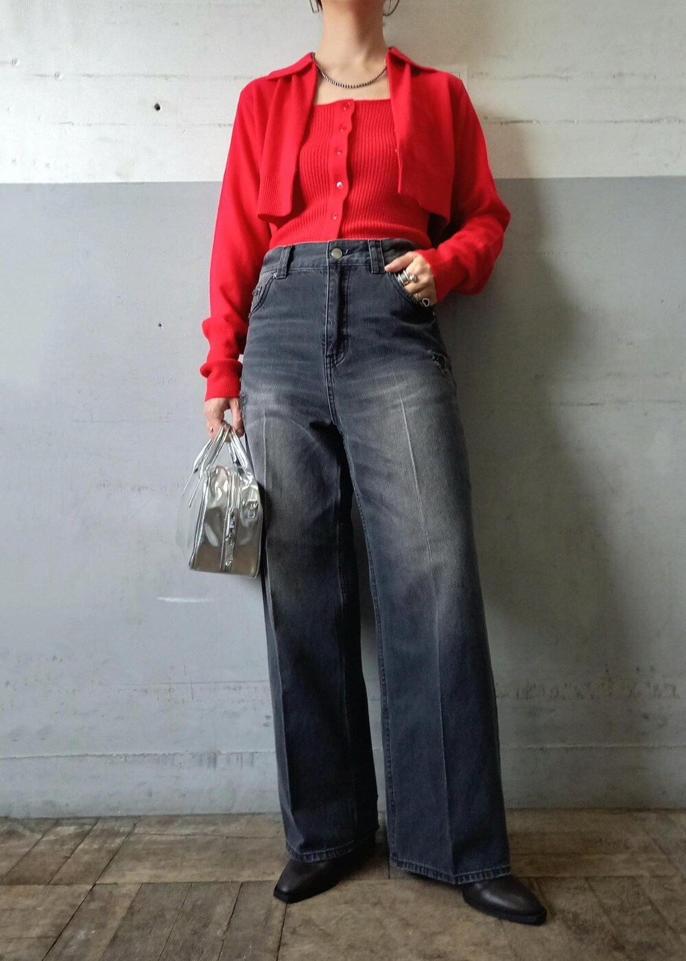 レッド系のカーディガン/ボレロ、ブラック系のデニムパンツ、シルバー系のショルダーバッグを着用したレディースの秋コーディネートの7枚目の写真