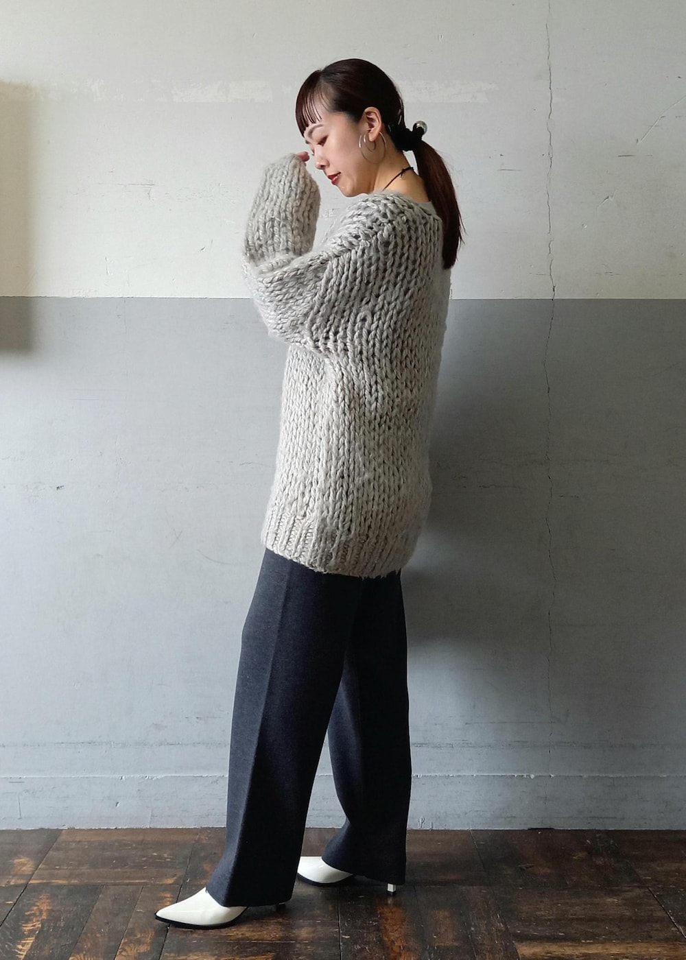 ホワイト系のパンプス、グレー系のスウェット、グレー系のその他パンツを着用したレディースの冬コーディネートの5枚目の写真