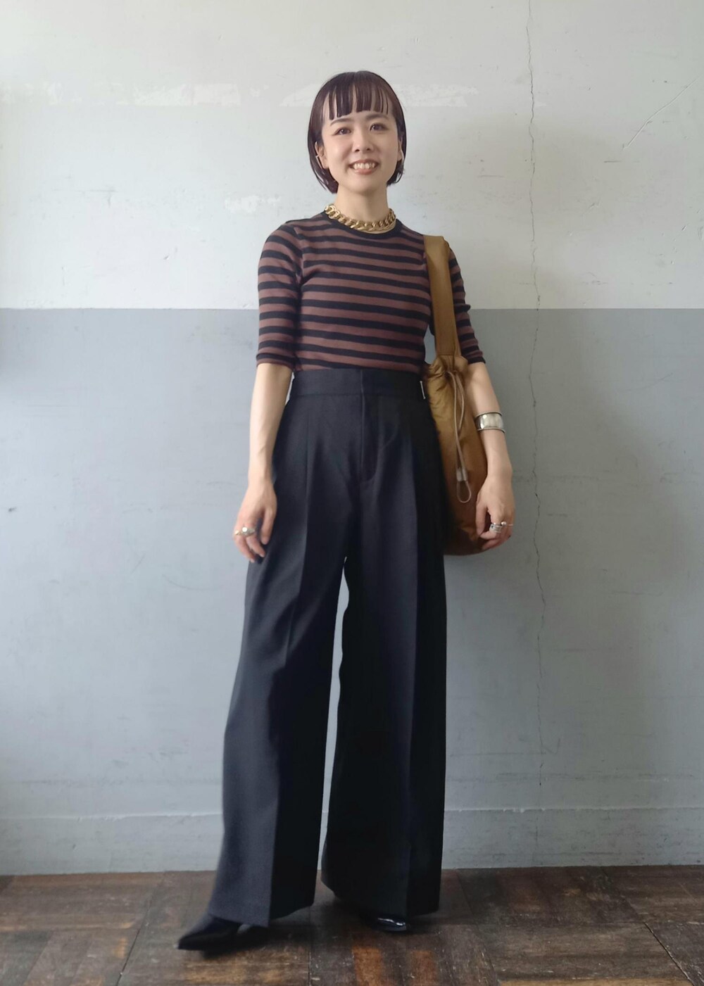 「MILLER for ADAM ET ROPE'、MILLER、ミラー、撥水、A4、A4対応、ADAM ET ROPÉ、FEMME、SDGs、サステナブル、骨格ウェーブ、イエベ、きれいめカジュアル、大人カジュアル、仕事着」｜「ADAM ET ROPE'のフォルムウェッジパンプス（パンプス、ブラック系）」を使った、touharaさん（レディース・158cm）の夏コーディネートの2枚目の写真