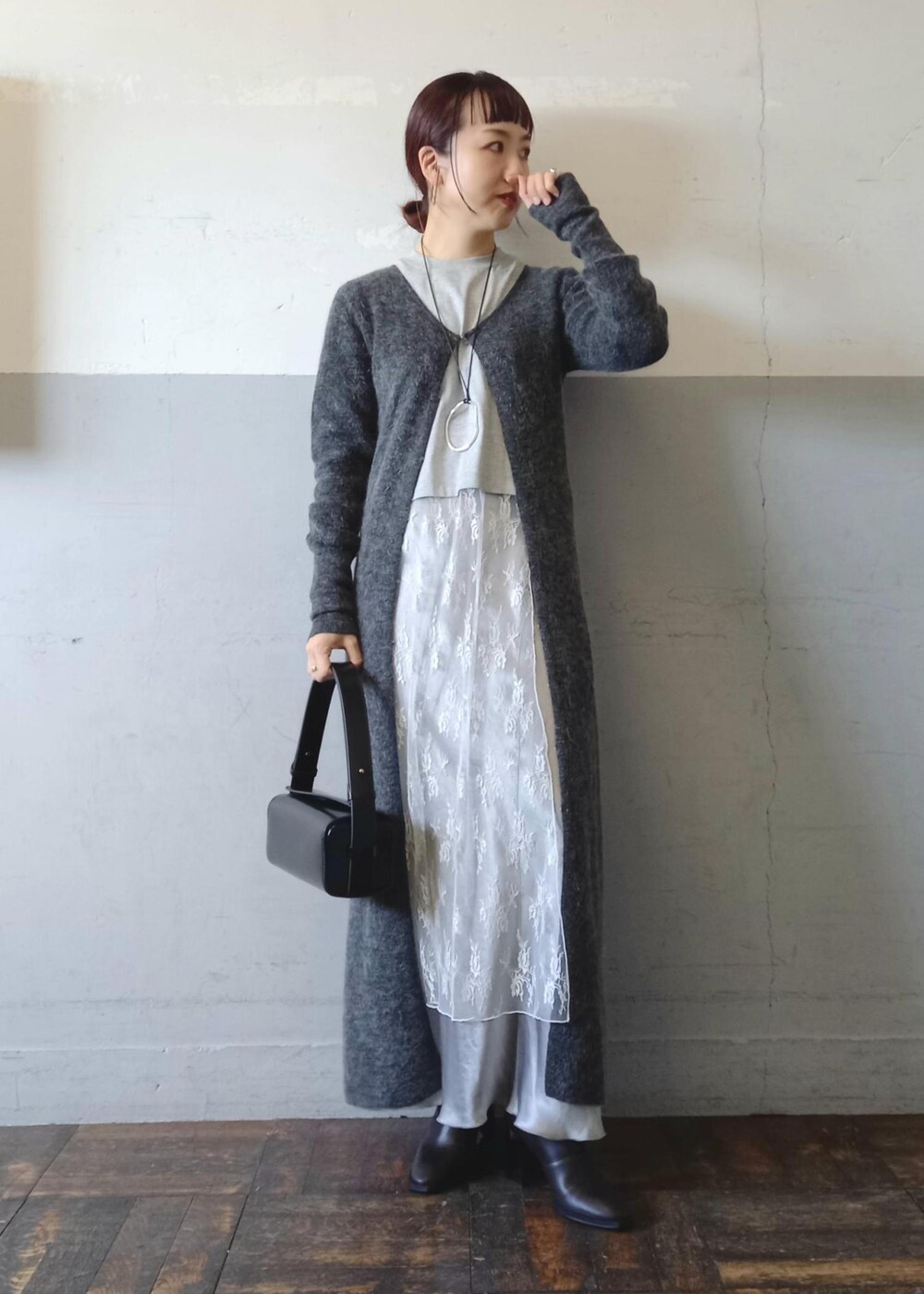 「おすすめトップス、初春コーデ、春コーデ、初冬コーデ、冬コーデ、デートコーデ、お出かけコーデ、モード、レイヤード、スカートスタイル、体型カバー、ワントーンコーデ、モノトーンコーデ、フェミニンコーデ、きれいめコーデ」|「ADAM ET ROPE'のバイアスサテンスカート(スカート、グレー系)」を使った、touharaさん(レディース・158cm)の冬コーディネートの7枚目の写真