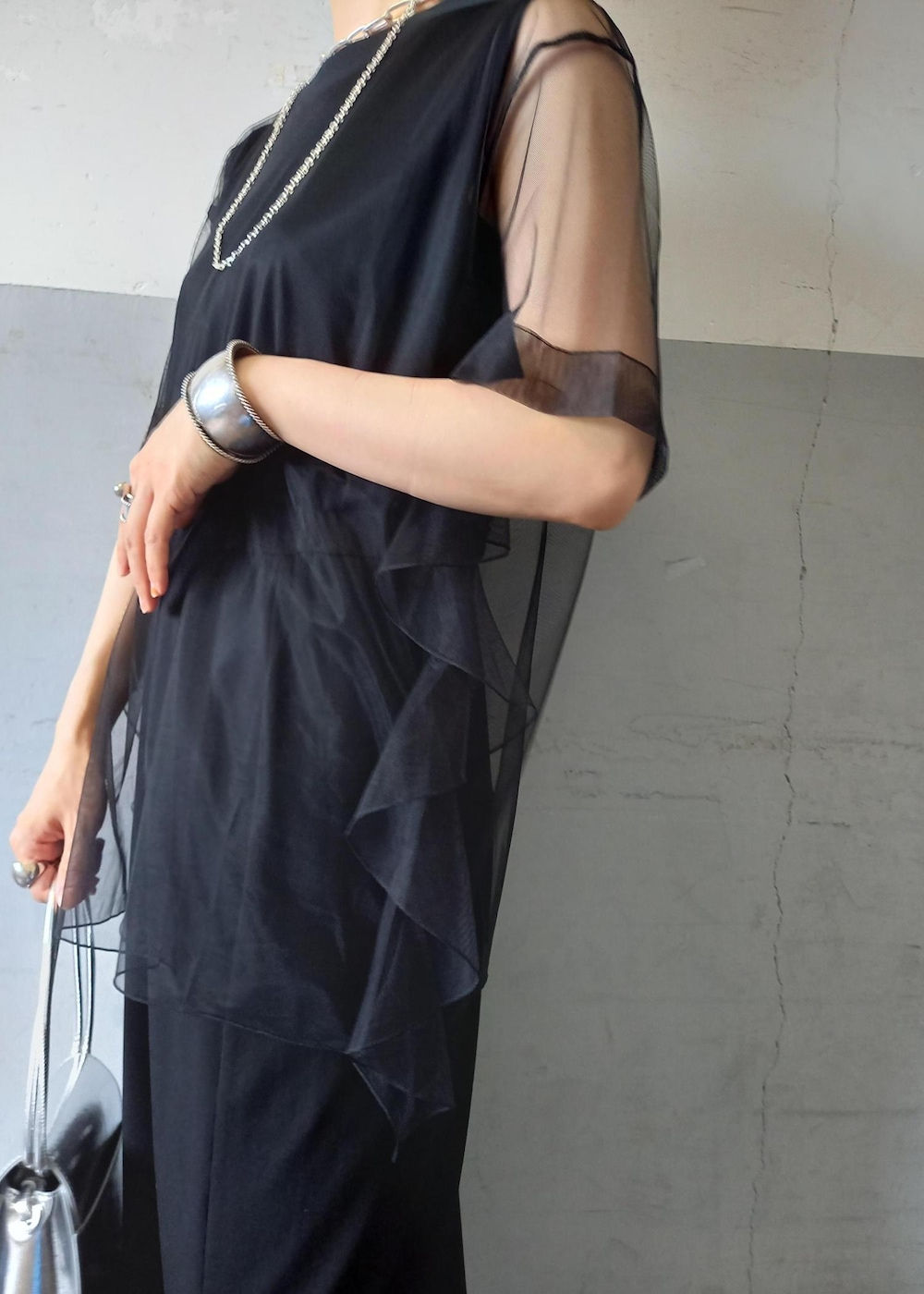 「チュール、agnes b.、アニエスベー、別注、ローライズ、ブラック、ホワイト、ショルダーバッグ、シルバー、プルオーバー、カットソー、クルーネック、ロング、スリット、マキシ」|「agnes b.の【agnes b. pour ADAM ET ROPE'】JUPE PRESSIONS LONG(スカート、ブラック系)」を使った、touharaさん(レディース・158cm)の夏コーディネートの7枚目の写真