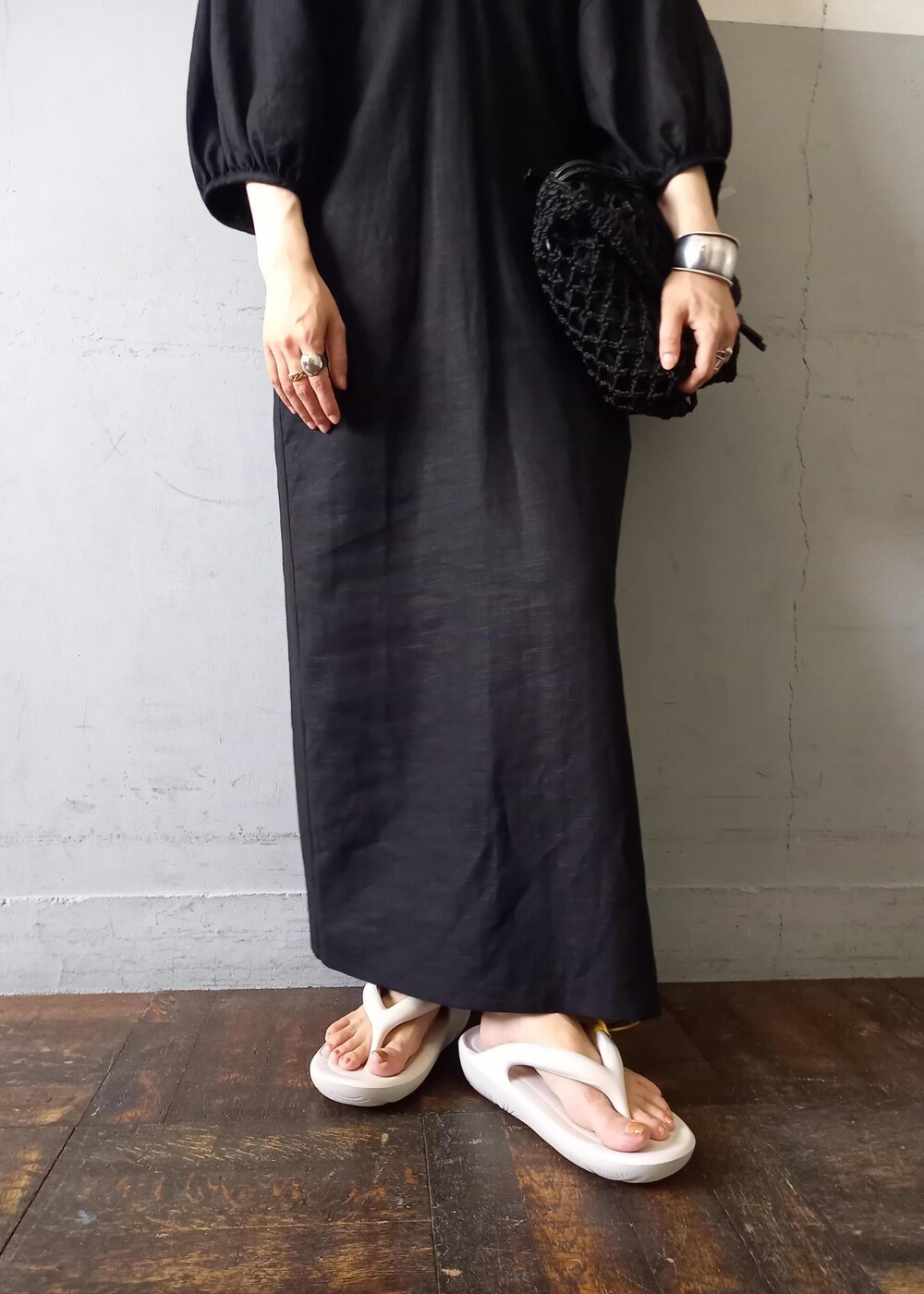 「TAW&TOE、トーアンドトー、ロゴtee、ロゴ、逸品、ブラック、ロング、ワンピース、サンダル、厚底、トング、ADAM ET ROPÉ、FEMME、SDGs、サステナブル」｜「ADAM ET ROPE'のネオンロゴTEE（Tシャツ/カットソー、ホワイト系）」を使った、touharaさん（レディース・158cm）の夏コーディネートの10枚目の写真
