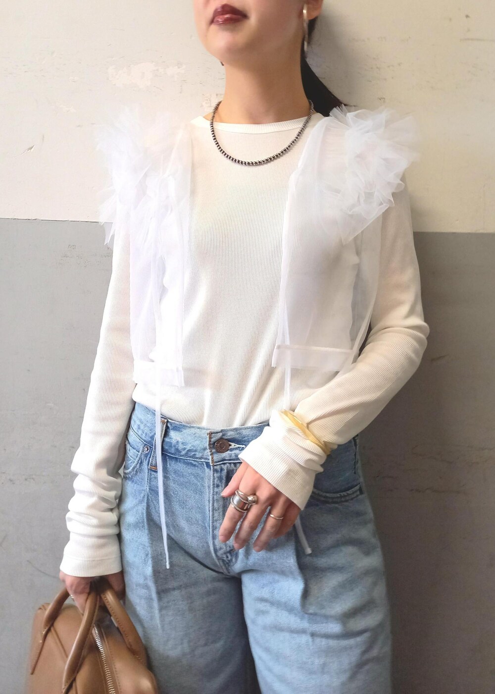 「Levi's、リーバイス、別注、24SS春の新作、24SS、着映え、着映えトップス、フリル、バギーデニム、ボストン、ベージュ、ハンドバッグ、ミニ、ホワイト、プルオーバー」｜「ADAM ET ROPE'のストレッチブーツサンダル（ブーツ、ベージュ系）」を使った、touharaさん（レディース・158cm）の春コーディネートの10枚目の写真