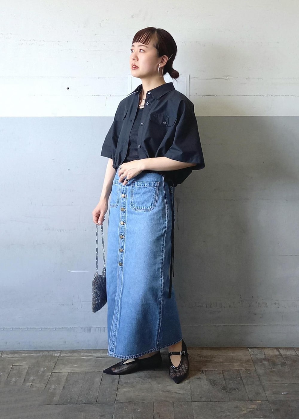 「24SS夏の新作、24SS、デザイントップス、クロップド、クロップドシャツ、メッシュ、メッシュパンプス、KNOWHOW jewelry、ノウハウジュエリー、ハートモチーフ、ハートネックレス、ハートリング、ストラップサンダル、ストラップ、フロントボタン」｜「ADAM ET ROPE'のフィッシュネットメリージェーンフラット（パンプス、ブラック系）」を使った、touharaさん（レディース・158cm）の夏コーディネートの2枚目の写真