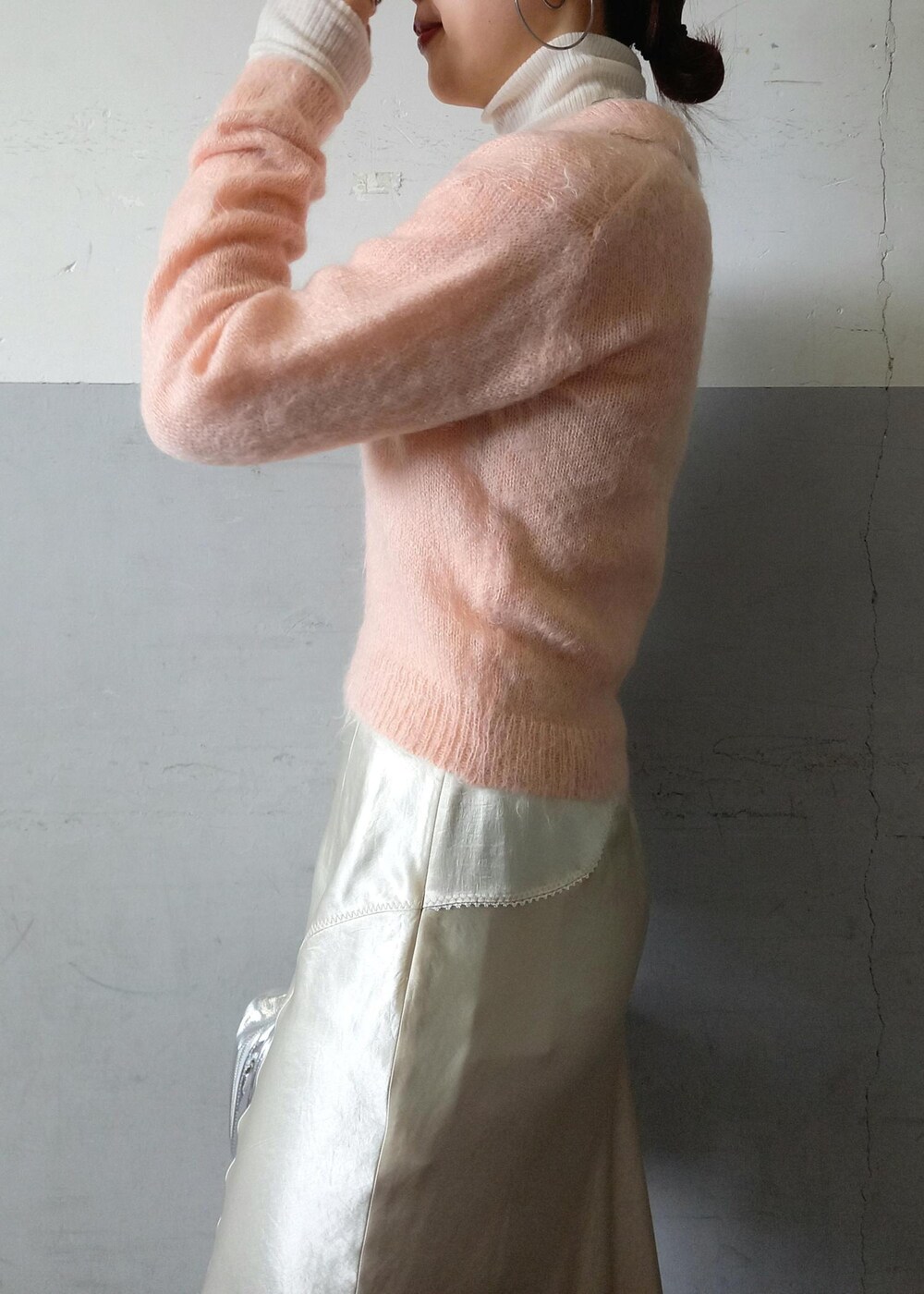 ホワイト系のブーツ、ベージュ系のスカート、ホワイト系のニット/セーターを着用したレディースの冬コーディネートの9枚目の写真