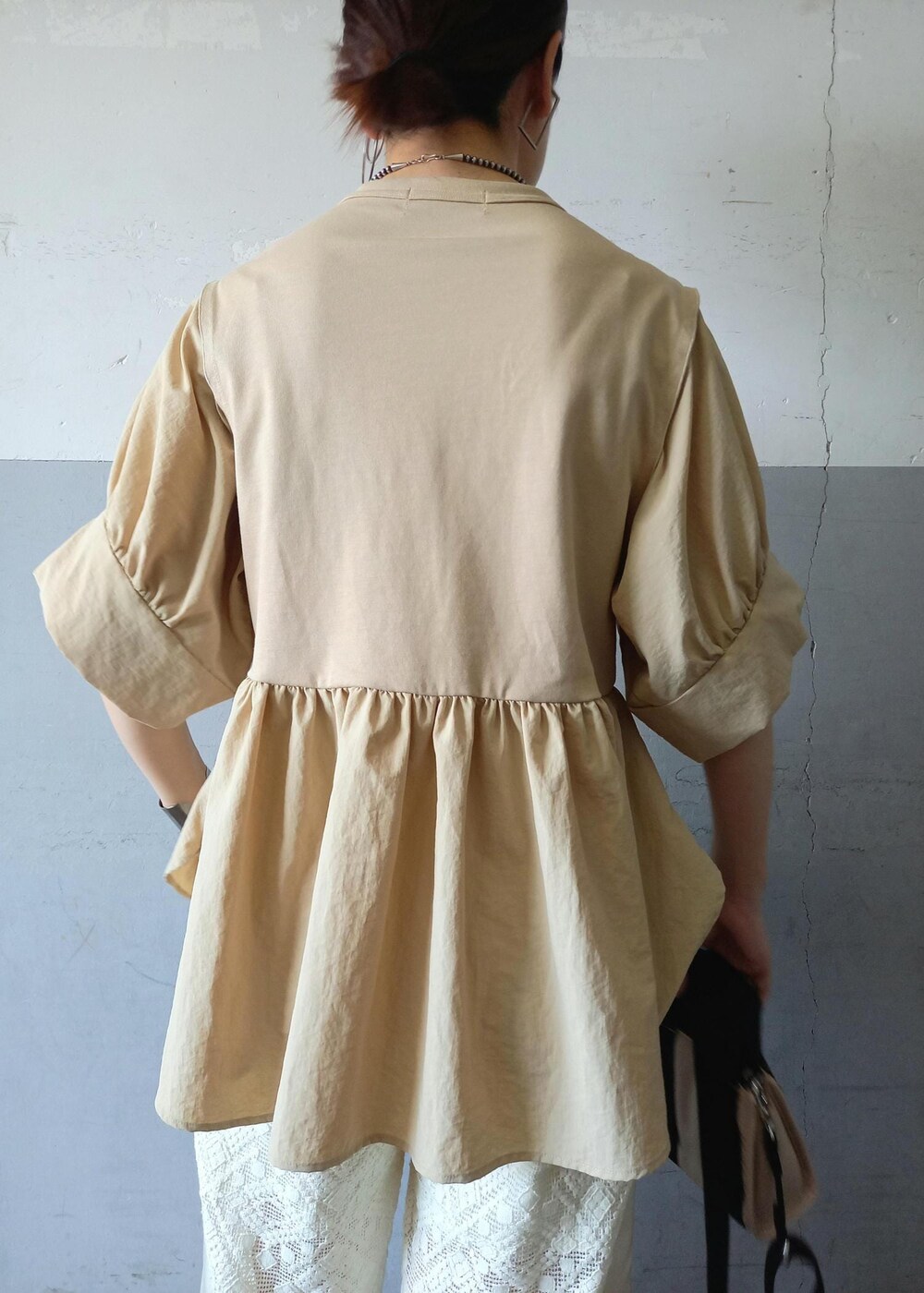 ホワイト系のその他パンツ、ベージュ系のトートバッグ、ベージュ系のTシャツ/カットソーを着用したレディースの夏コーディネートの9枚目の写真