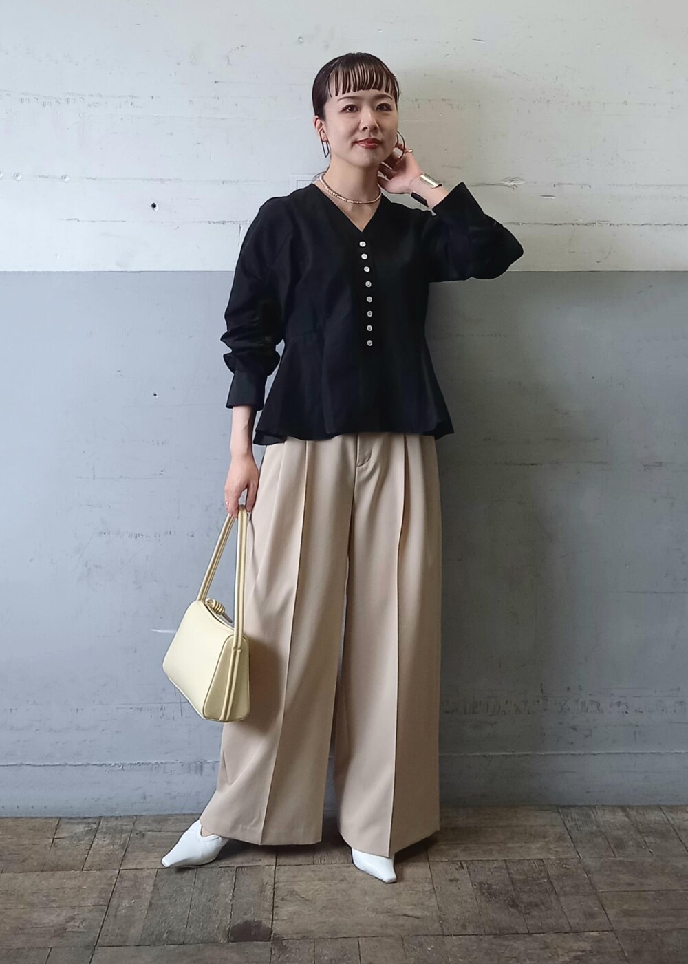 「初春コーデ、春コーデ、お仕事コーデ、授業参観日コーデ、お出かけコーデ、パンツスタイル、体型カバー、シンプルコーデ、きれいめコーデ、ベーシック、ADAM ET ROPÉ、ウェーブ、イエベ秋、乾燥、トップス」|「ADAM ET ROPE'のギャザーパンプス(パンプス、ホワイト系)」を使った、touharaさん(レディース・158cm)の春コーディネートの2枚目の写真