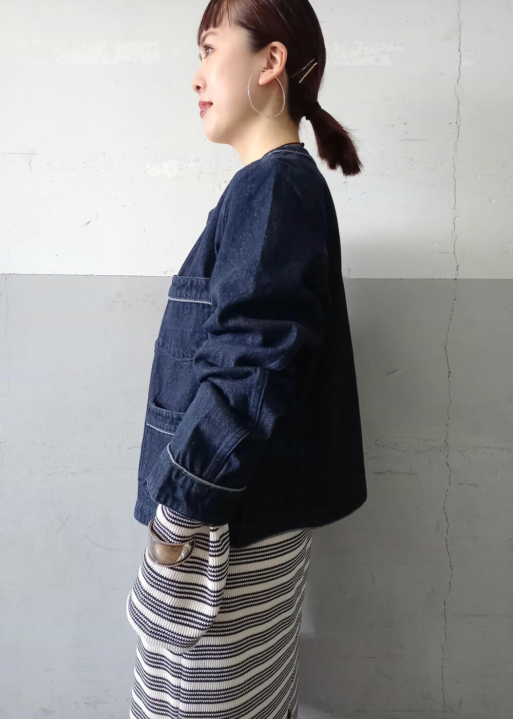 「24SS春の新作、24SS、春アウター、スプリングアウター、Miller for ADAM ET ROPE'、Miller、ミラー、別注、LACOSTE、ラコステ、長袖、デニム、ネイビー、ジャケット、クルーネック」｜「ADAM ET ROPE'の【コットンUSA】デニム カラーレス ルーズ ジャケット / サスティナブル / UNISEX（デニムジャケット、ブルー系）」を使った、touharaさん（レディース・158cm）の春コーディネートの6枚目の写真