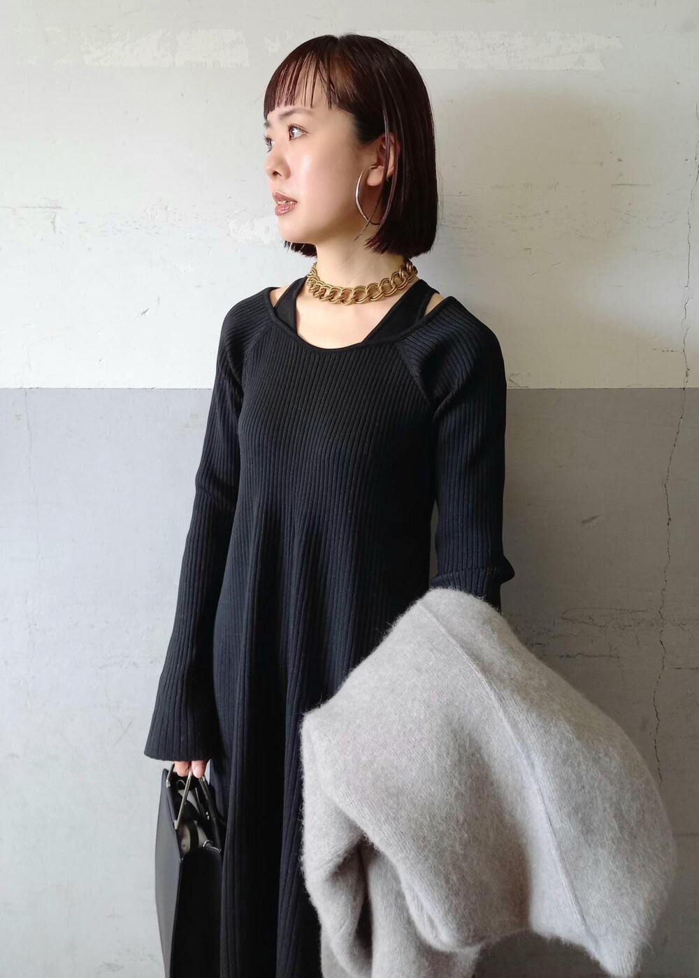 「ブラック、ハンドバッグ、ベージュ、ニット、長袖、ジャケット、カーディガン、ファー、ノーカラー、ミディアム、ロング、ワンピース、ブーツ、ショートブーツ、ADAM ET ROPÉ」｜「ADAM ET ROPE'のダブルフェイスファーミドルニットカーディガン（カーディガン/ボレロ、ベージュ系）」を使った、touharaさん（レディース・158cm）の秋コーディネートの10枚目の写真