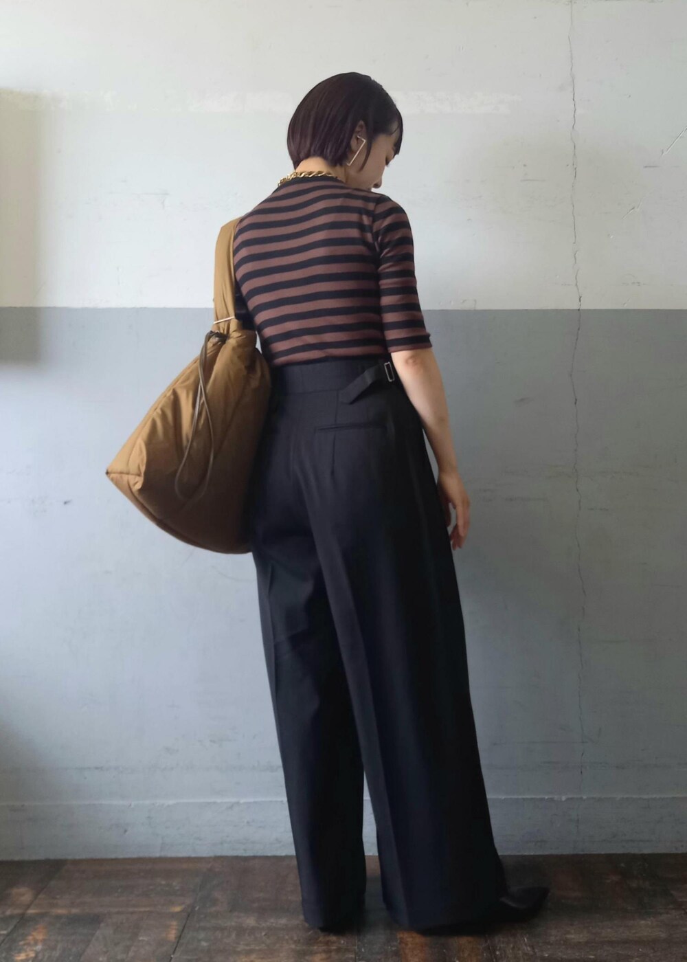 「MILLER for ADAM ET ROPE'、MILLER、ミラー、撥水、A4、A4対応、ADAM ET ROPÉ、FEMME、SDGs、サステナブル、骨格ウェーブ、イエベ、きれいめカジュアル、大人カジュアル、仕事着」｜「ADAM ET ROPE'のフォルムウェッジパンプス（パンプス、ブラック系）」を使った、touharaさん（レディース・158cm）の夏コーディネートの4枚目の写真