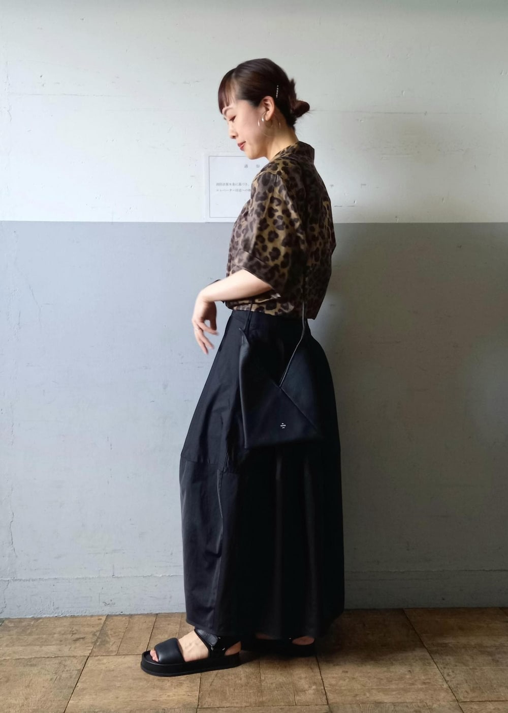 「WILD LIFE TAILOR、ワイルドライフテイラー、MOL、24SS夏の新作、24SS、20/80、トゥエンティーエイティー、ブラック、ブラウン、シャツ、半袖、総柄、オーバーサイズ、五分袖、襟」｜「WILD LIFE TAILOR Adam et Rope'の【WILD LIFE TAILOR】アソート ハワイアン オープンカラー シャツ（シャツ/ブラウス、イエロー系）」を使った、touharaさん（レディース・158cm）の春コーディネートの3枚目の写真