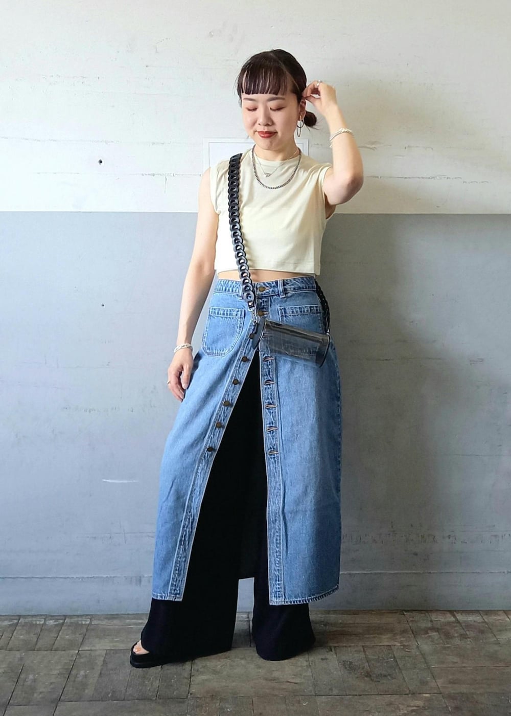 「ROLLA'S、ローラス、Miller for ADAM ET ROPE'、Miller、ミラー、別注、バンドゥ、クリアバッグ、KNOWHOW jewelry、ノウハウジュエリー、デニムスカート、フロントボタン、ADAM ET ROPÉ、FEMME、骨格ウェーブ」｜「ROLLA'Sの【ROLLA'S(ローラス)】SAILOR SKIRT AZURE（デニムスカート、ブルー系）」を使った、touharaさん（レディース・158cm）の夏コーディネートの5枚目の写真