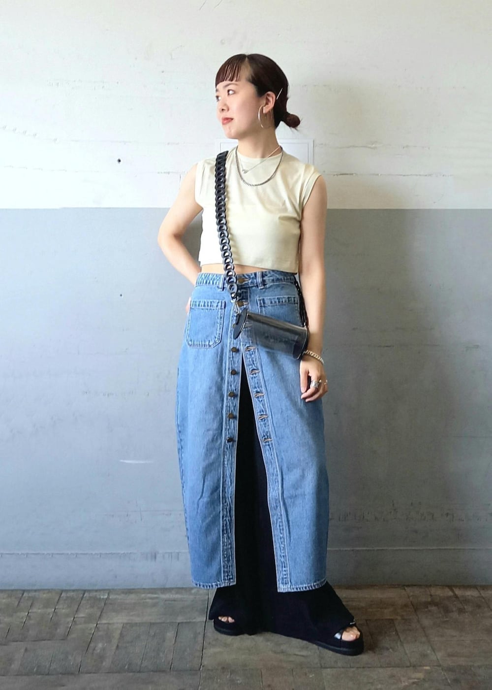 「ROLLA'S、ローラス、Miller for ADAM ET ROPE'、Miller、ミラー、別注、バンドゥ、クリアバッグ、KNOWHOW jewelry、ノウハウジュエリー、デニムスカート、フロントボタン、ADAM ET ROPÉ、FEMME、骨格ウェーブ」｜「ROLLA'Sの【ROLLA'S(ローラス)】SAILOR SKIRT AZURE（デニムスカート、ブルー系）」を使った、touharaさん（レディース・158cm）の夏コーディネートの2枚目の写真