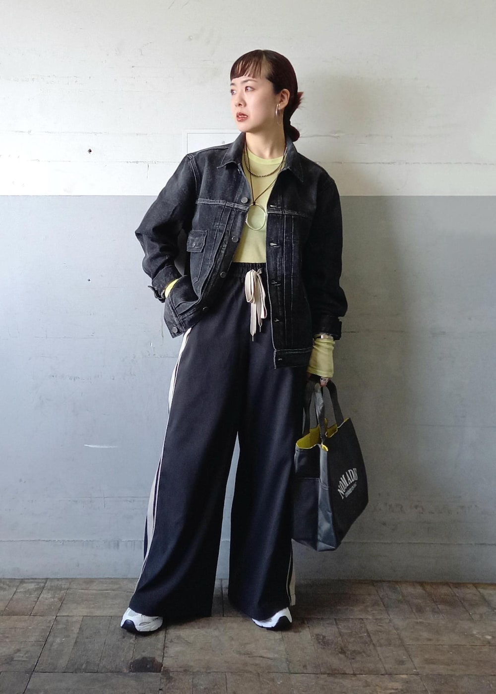 「【Levi's(R) BIOTOP】 TYPE 2 TRUCKER BLK EX、Levi's(R)、リーバイス、ビオトープ、BIOTOP、ラコステ、ノマディス、初春コーデ、春コーデ、お出かけコーデ、旅行コーデ、アウトドアコーデ、スポーツミックス、モード、ストリート」｜「LACOSTEの【LACOSTE for ADAM ET ROPE'】STORM 96 2K（スニーカー、ホワイト系）」を使った、touharaさん（レディース・158cm）の冬コーディネートの2枚目の写真