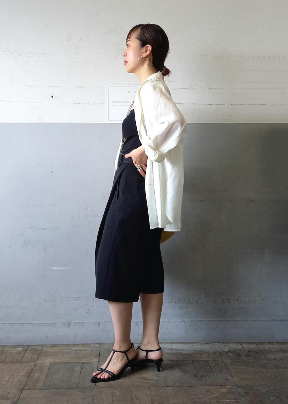 「24SS夏の新作、24SS、SITA NEVADO、シタネバド、CXC、シーエックスシー、クラッチバッグ、シアージャケット、ハーフパンツ、ホワイト、長袖、ロング、ジャケット、ポケット、ボタン」|「ADAM ET ROPE'のナローラインサンダル(サンダル、ブラック系)」を使った、touharaさん(レディース・158cm)の夏コーディネートの5枚目の写真