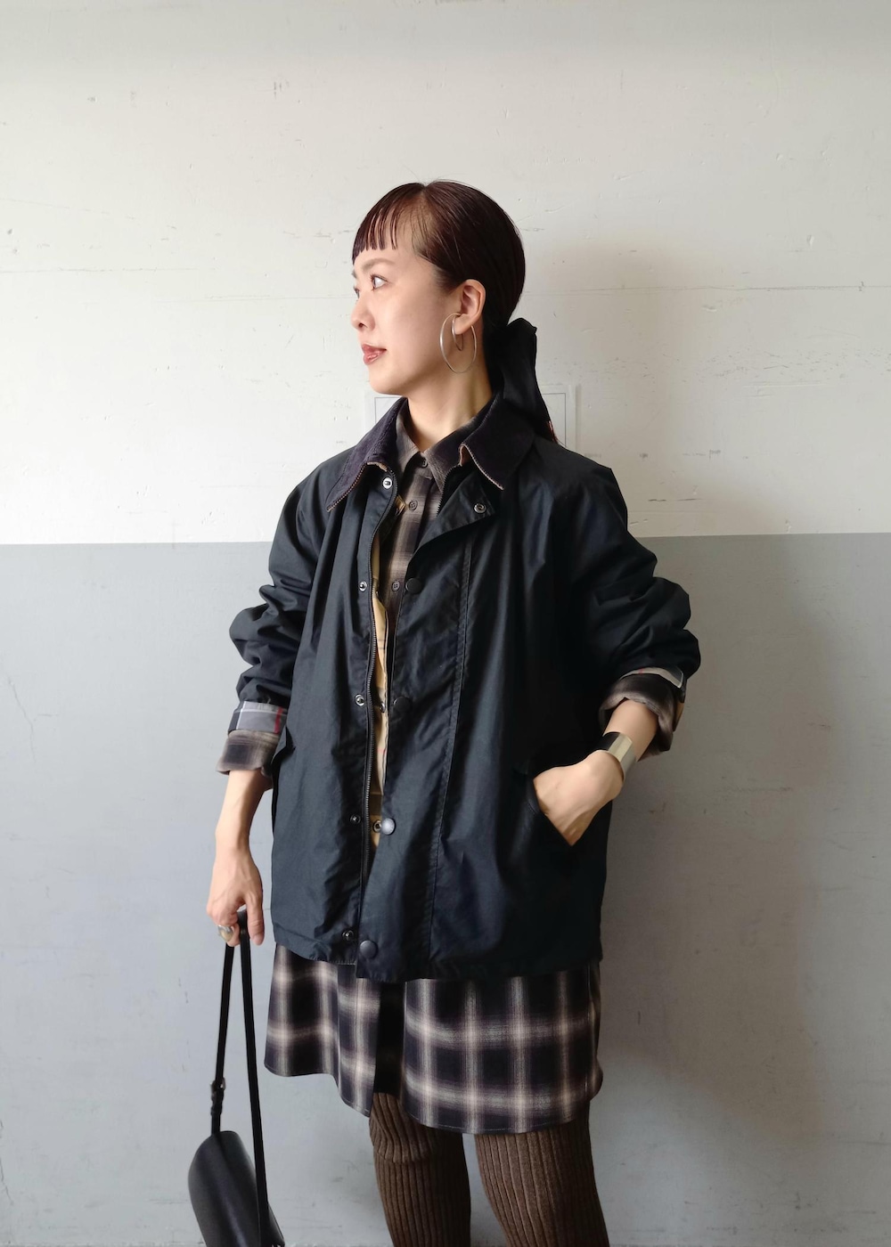 「バブアー、barbour、トランスポート、ASICS、アシックス、ブルガリア製、ヘイップ、秋コーデ、初冬コーデ、デートコーデ、お出かけコーデ、旅行コーデ、スポーツミックス、大人カジュアル、スカートスタイル」｜「Barbourの《別注》【Barbour/バブアー】TRANSPORT リバーシブルブルゾン / ブルガリア製（ブルゾン、ブラック系）」を使った、touharaさん（レディース・158cm）の秋コーディネートの7枚目の写真