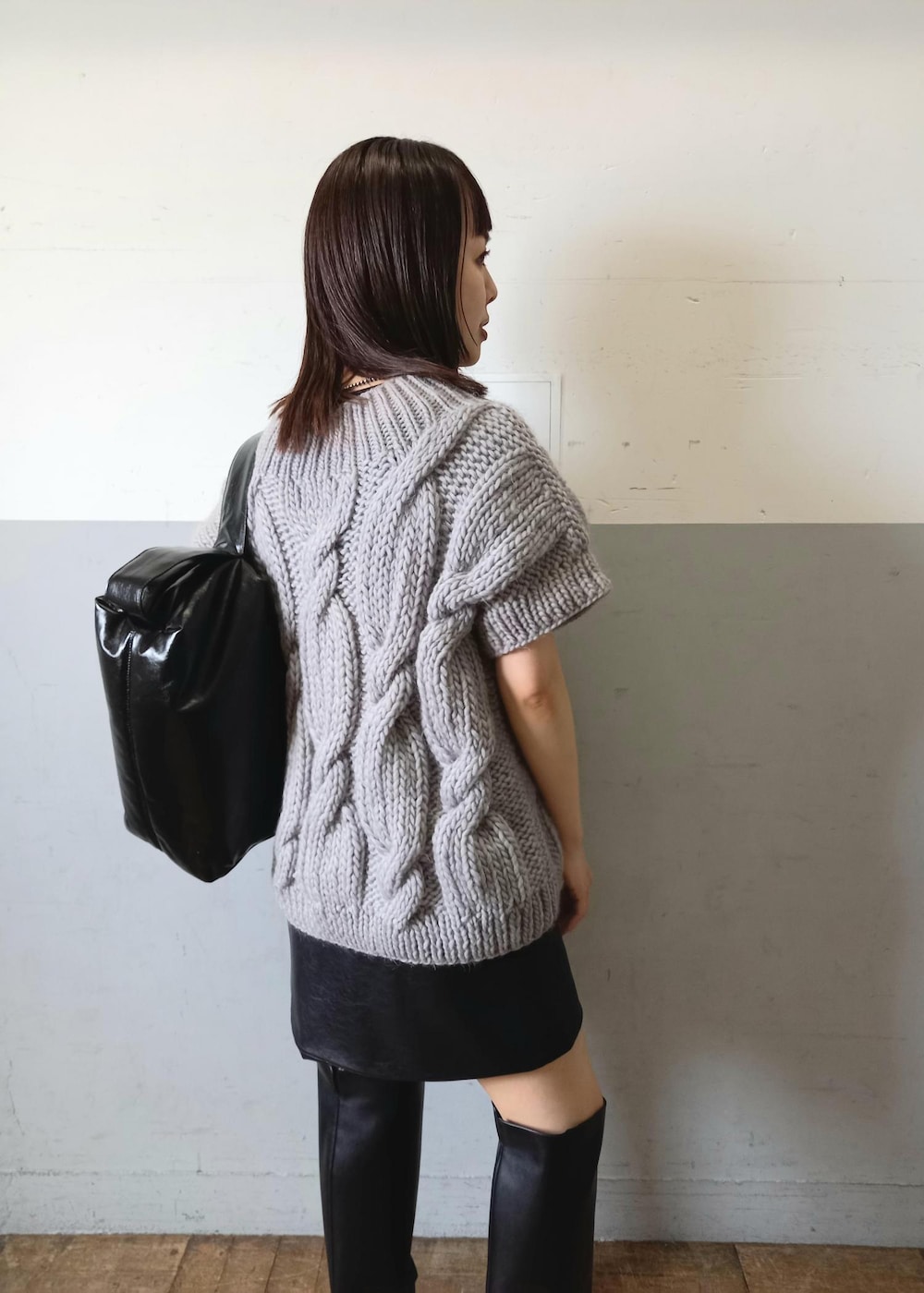 「KOTIKA、コチカ、anggae、アンゲ、グレー、ニット、ベスト、ケーブルニット、ブラック、ミニ、膝上丈、ミニ丈、初秋コーデ、秋コーデ、デートコーデ」｜「ADAM ET ROPE'のアジャストミニスカート（スカート、ブラック系）」を使った、touharaさん（レディース・158cm）の夏コーディネートの10枚目の写真