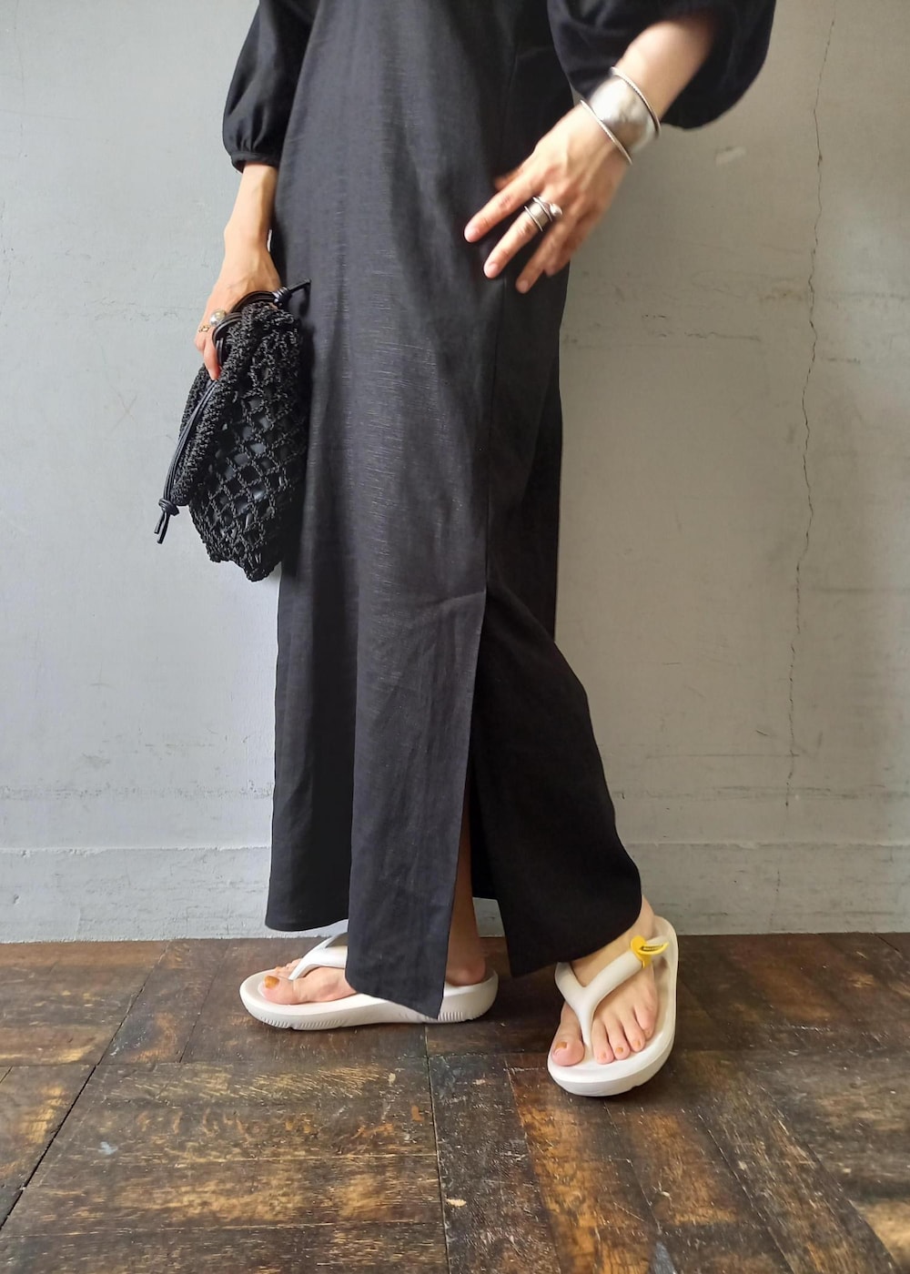 「TAW&TOE、トーアンドトー、ロゴtee、ロゴ、逸品、ブラック、ロング、ワンピース、サンダル、厚底、トング、ADAM ET ROPÉ、FEMME、SDGs、サステナブル」｜「ADAM ET ROPE'のネオンロゴTEE（Tシャツ/カットソー、ホワイト系）」を使った、touharaさん（レディース・158cm）の夏コーディネートの8枚目の写真