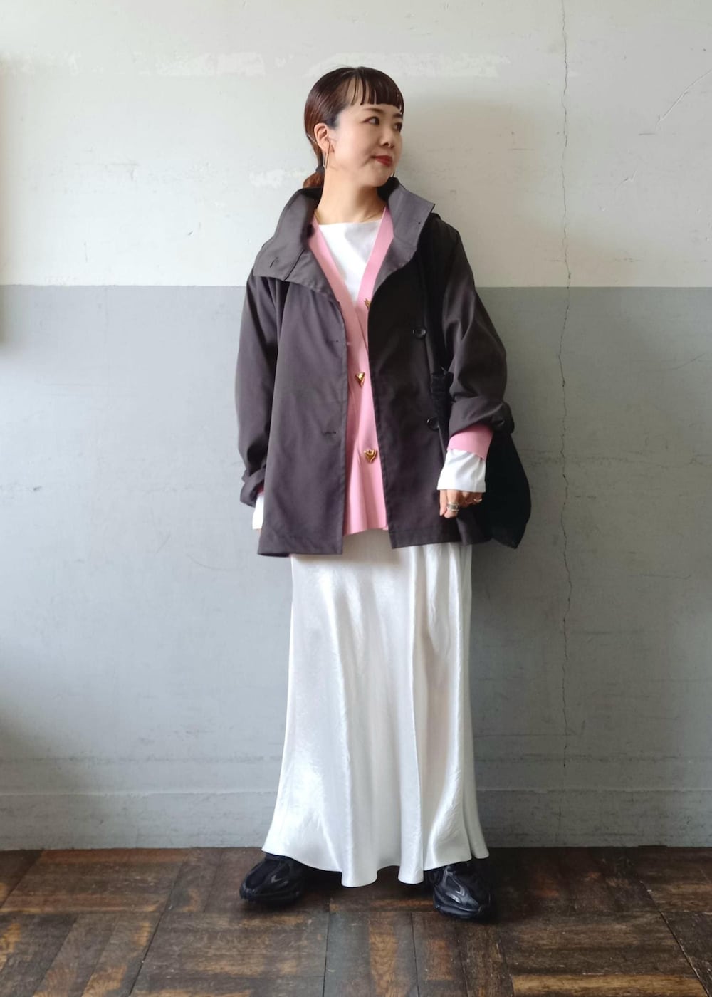 「サテンスカート、マーメイドスカート、ラコステ、オーラリー、Wshoes&bag_pickup、Wtops_pickup、初春コーデ、春コーデ、デートコーデ、お出かけコーデ、旅行コーデ、女子会コーデ、スポーツミックス、モード、大人カジュアル」|「LACOSTEの【LACOSTE for ADAM ET ROPE'】 L003 2K24(スニーカー、ブラック系)」を使った、touharaさん(レディース・158cm)の冬コーディネートの6枚目の写真